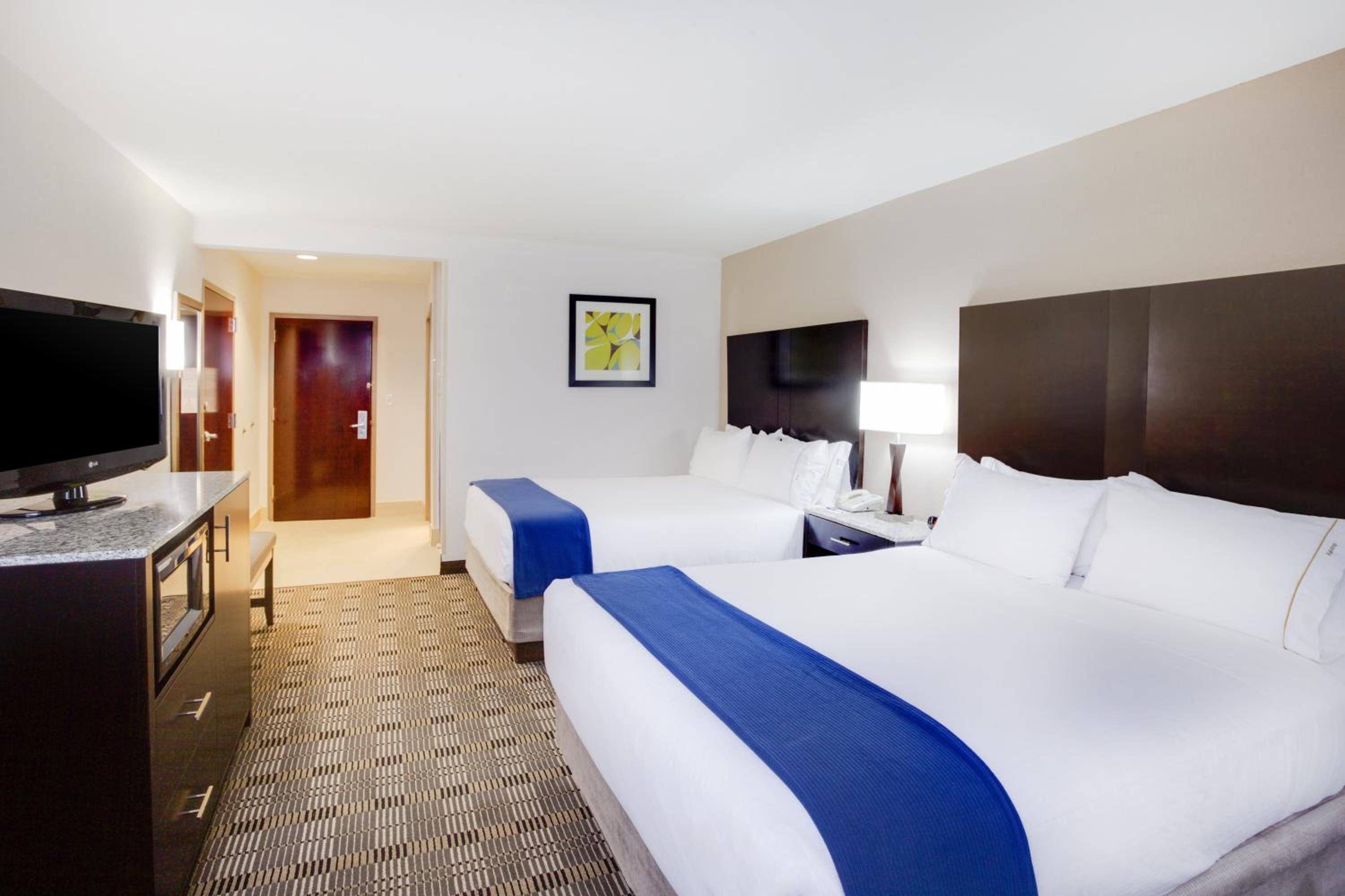 Standard Queen Room with Two Queen Beds - Photo 2