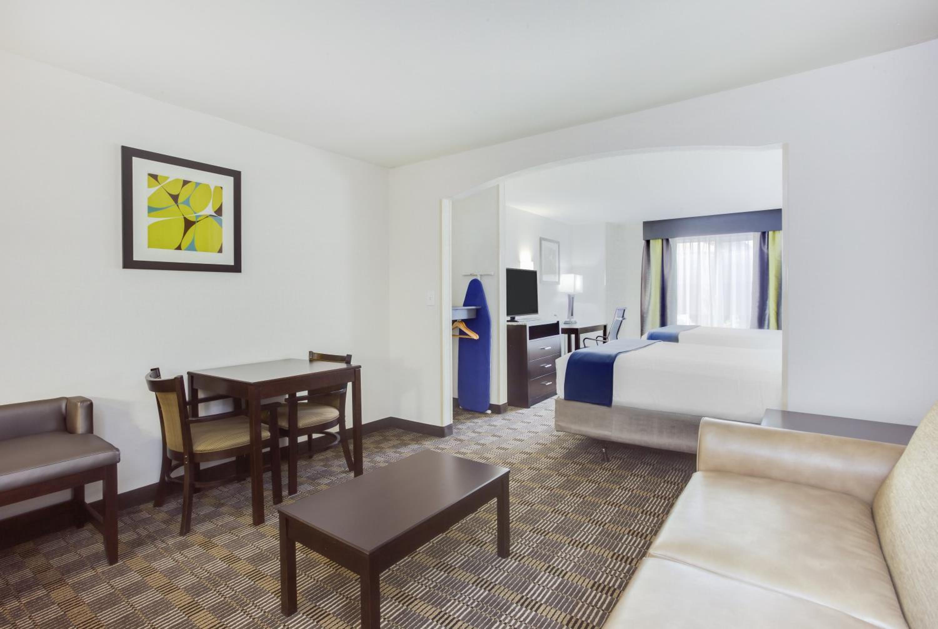 Deluxe Double Room with Two Double Beds - Disability Access/ - Photo 2