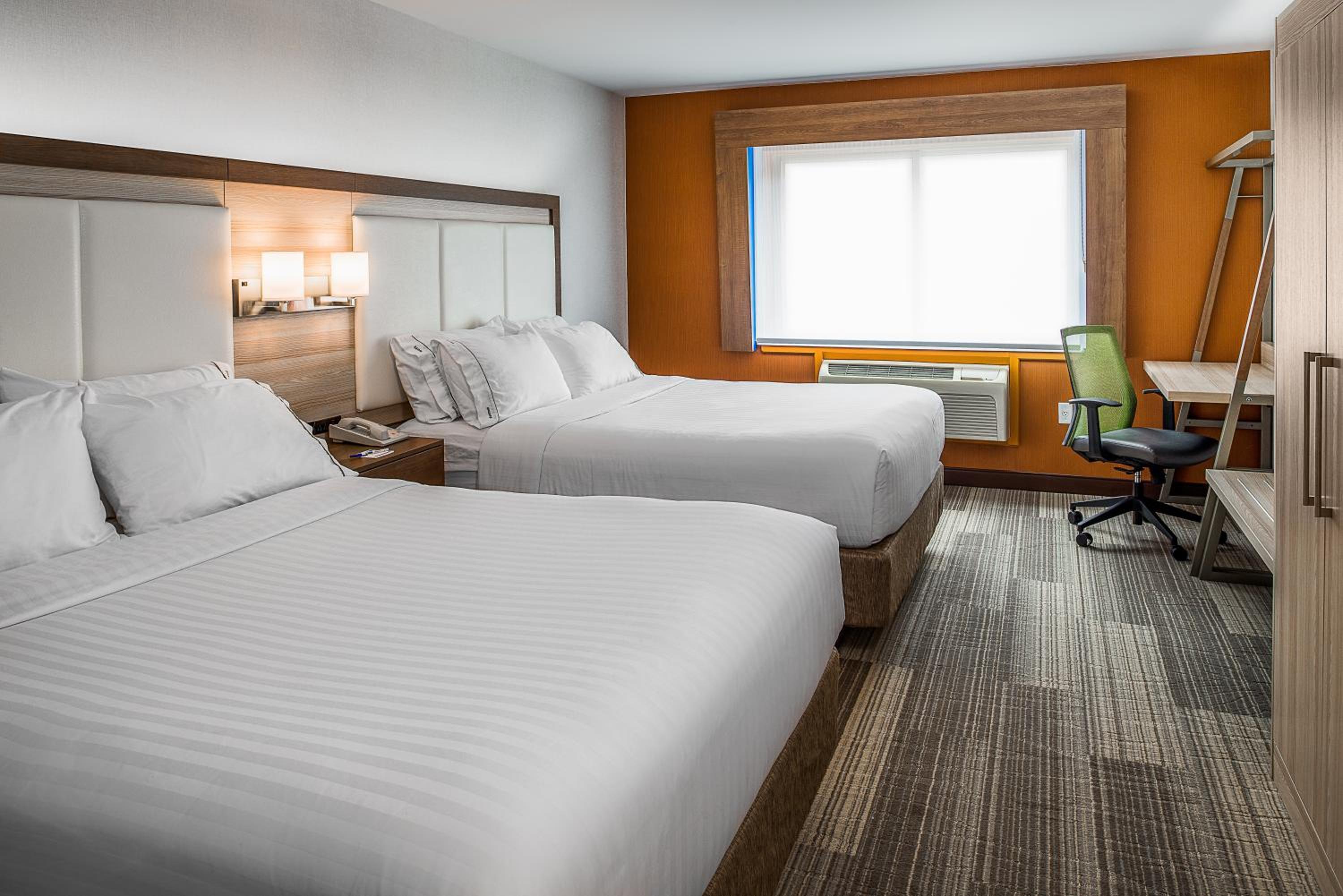 Standard Queen Room with Two Queen Beds and Walk-In Shower - Photo 4