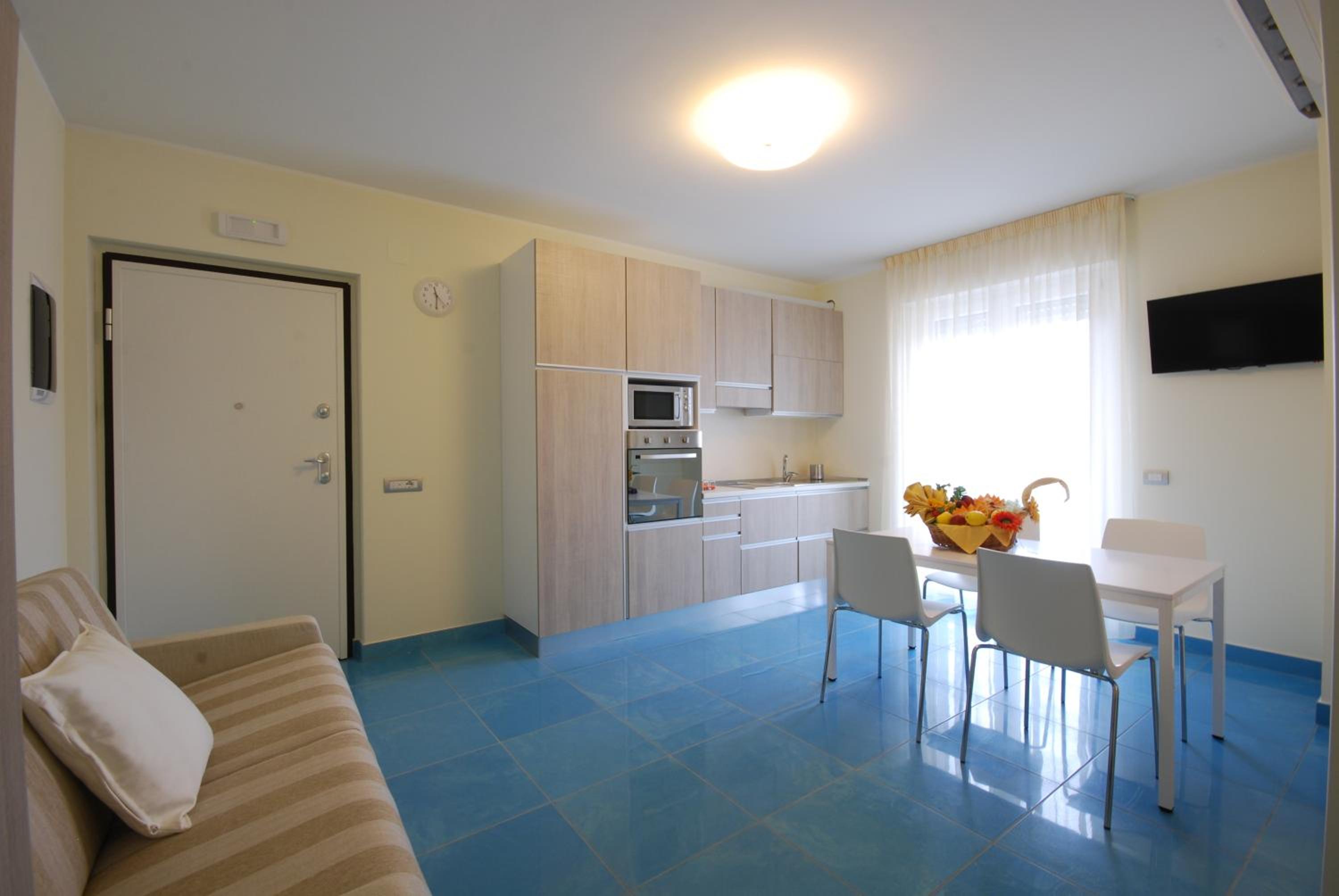 One-Bedroom Apartment with Terrace - Photo 4