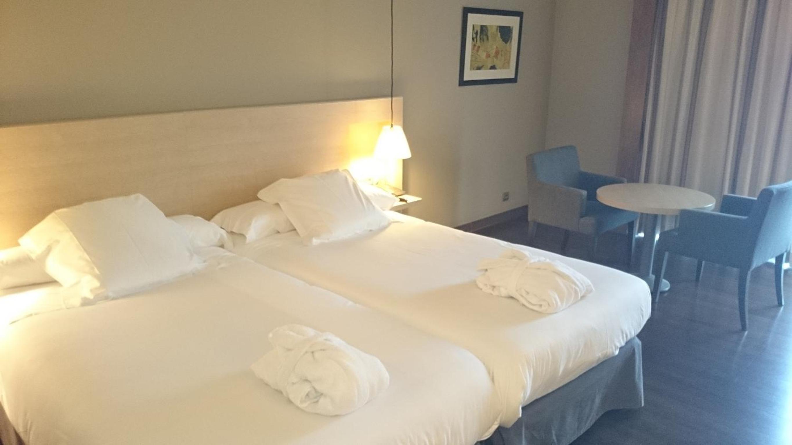 Standard Twin Room - Photo 9
