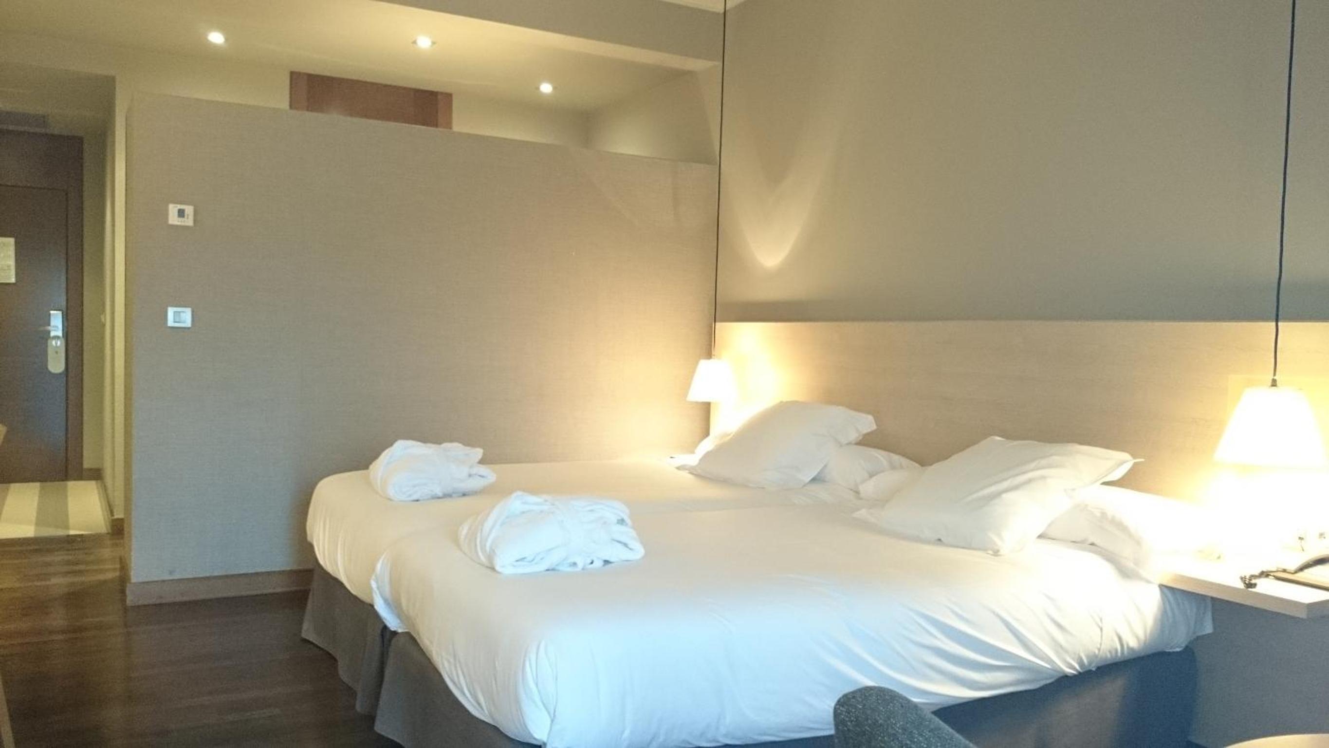 Standard Twin Room - Photo 8
