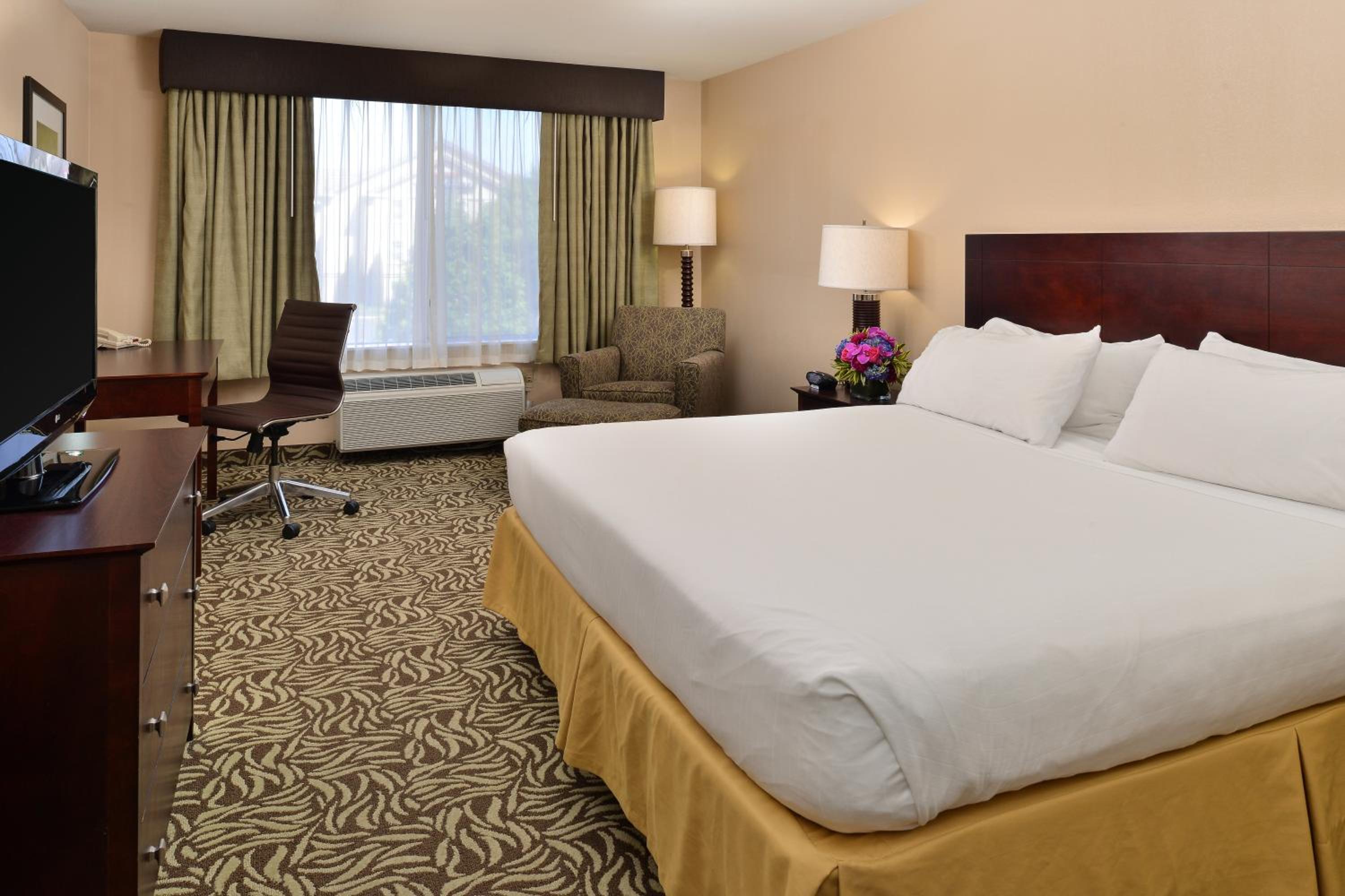 Standard King Room - Photo 5