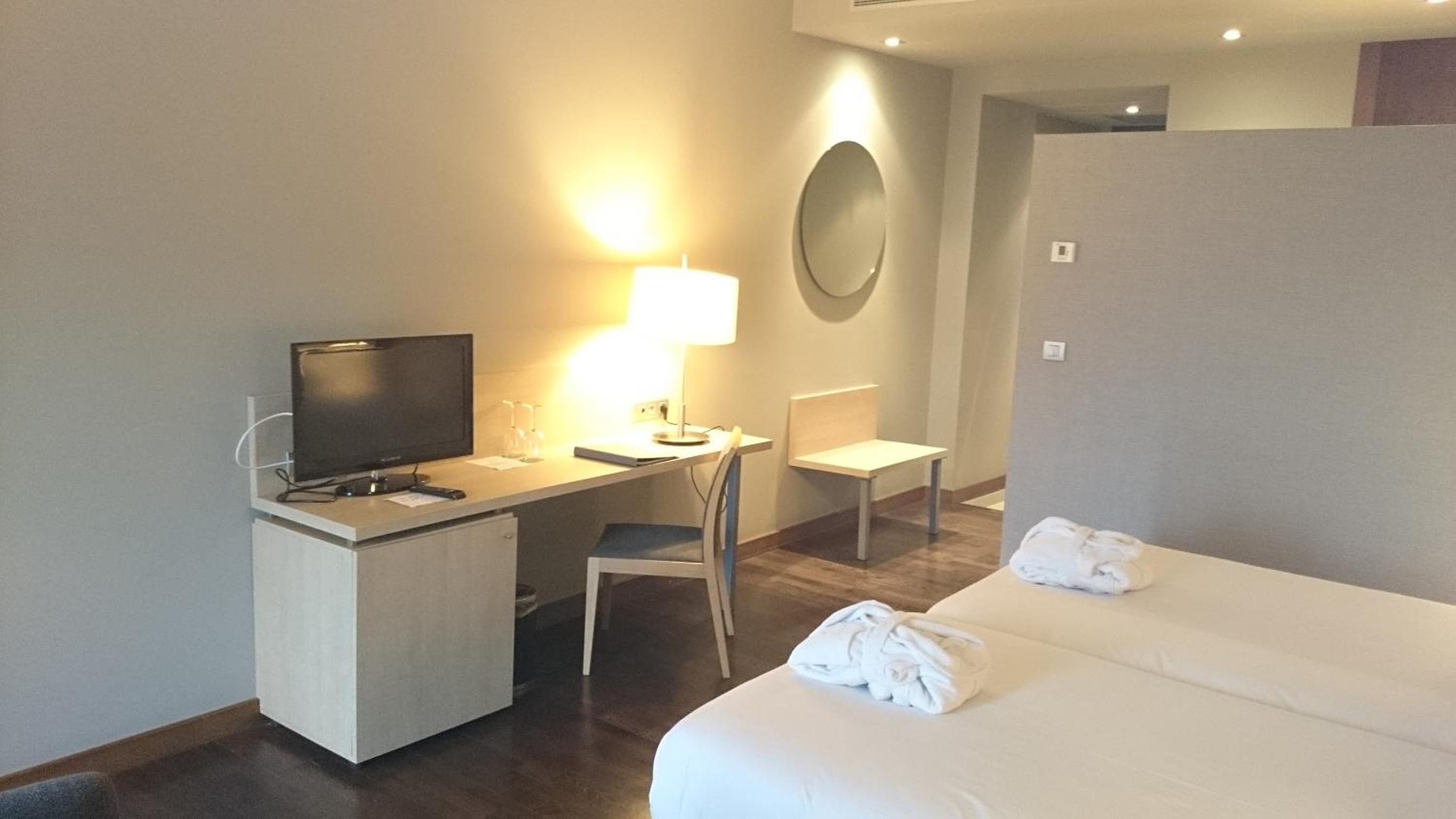 Standard Twin Room - Photo 7
