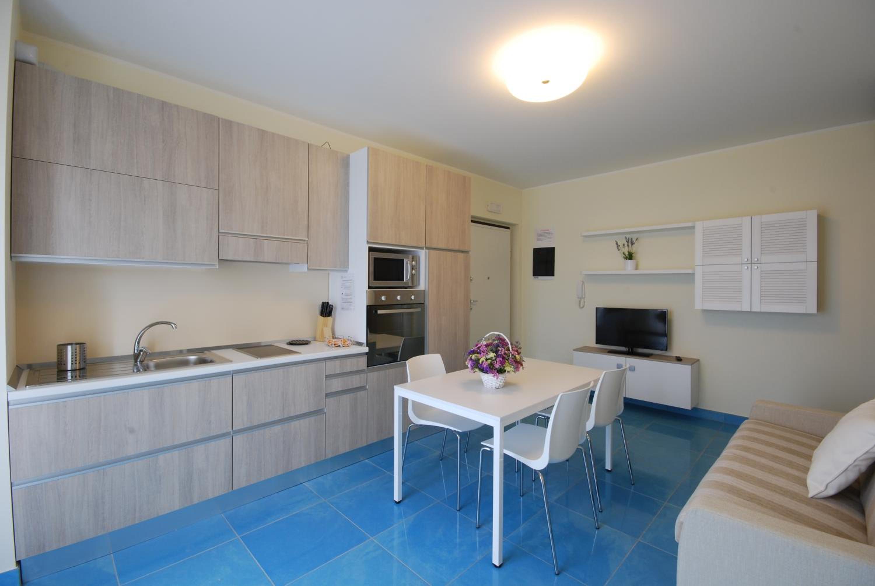 One-Bedroom Apartment with Terrace - Photo 6