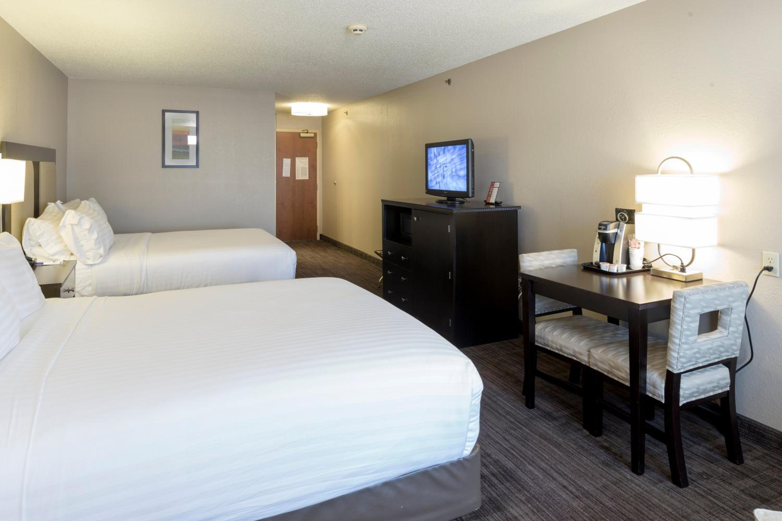 Standard Room with Two Queen Beds - Photo 3