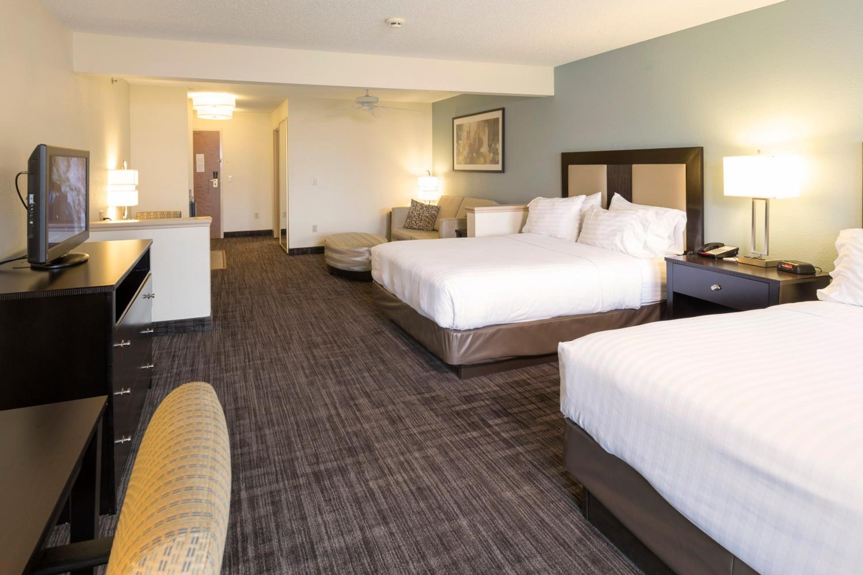 Queen Room with Two Queen Beds with Lakeview photo 2