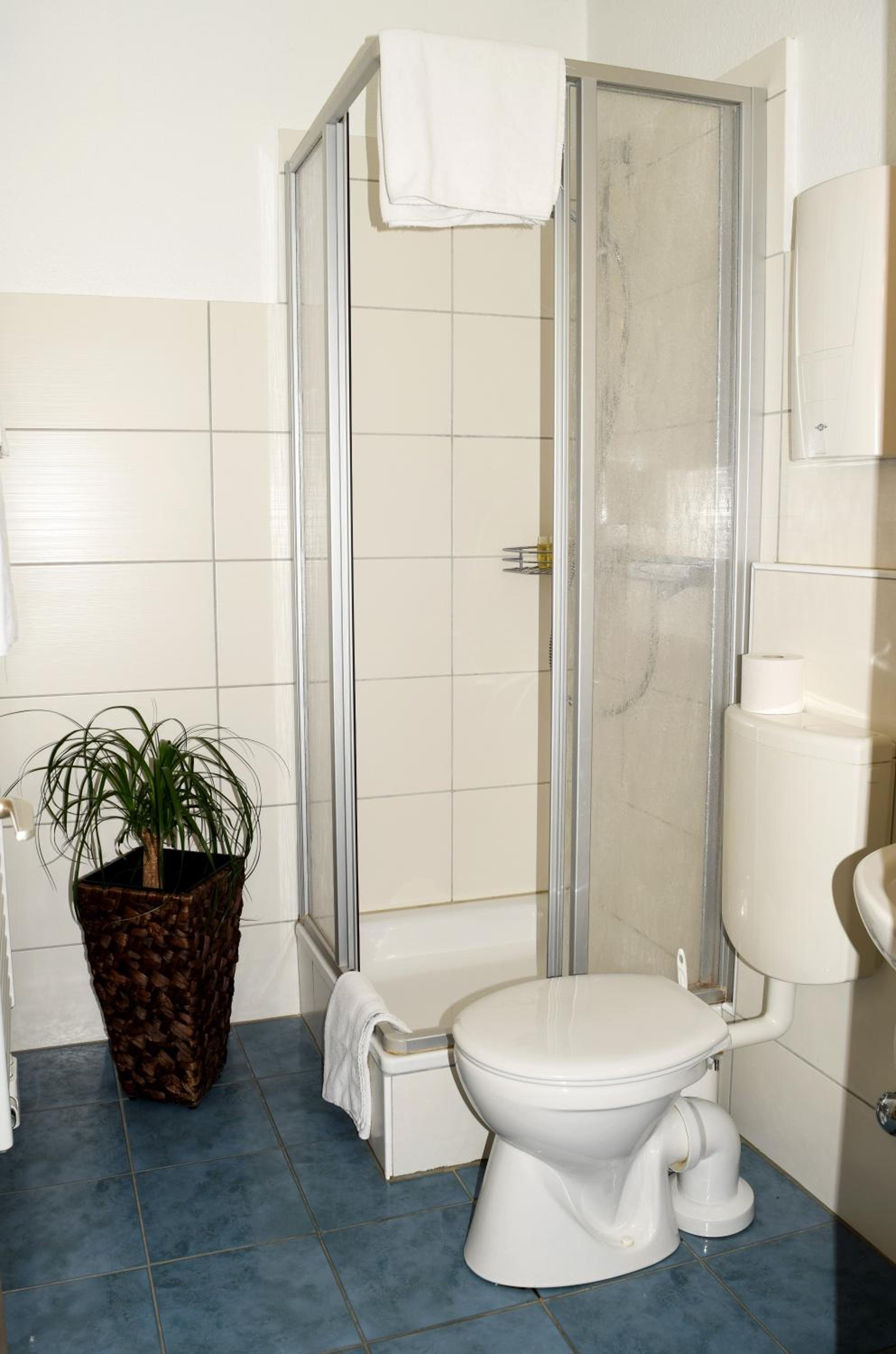 Single Room with Bathroom photo 2