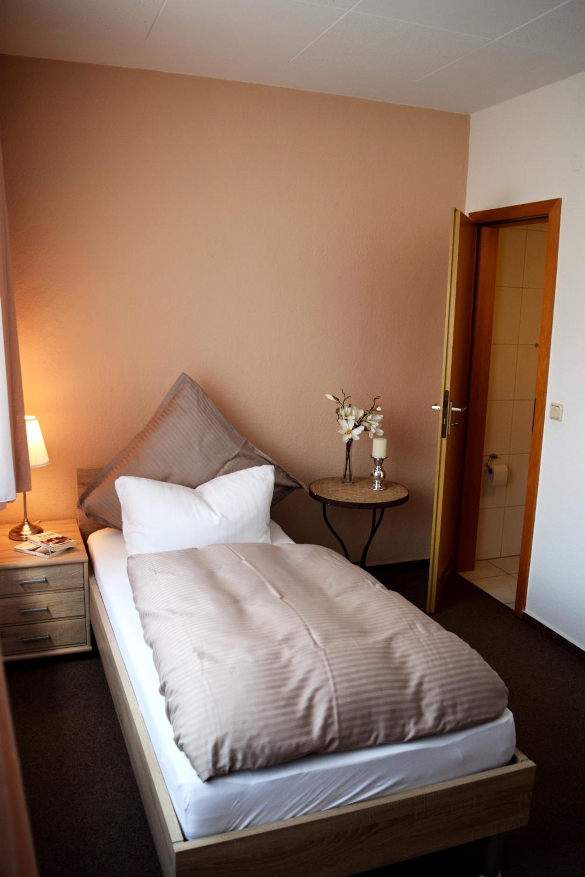 Single Room with Bathroom photo 3