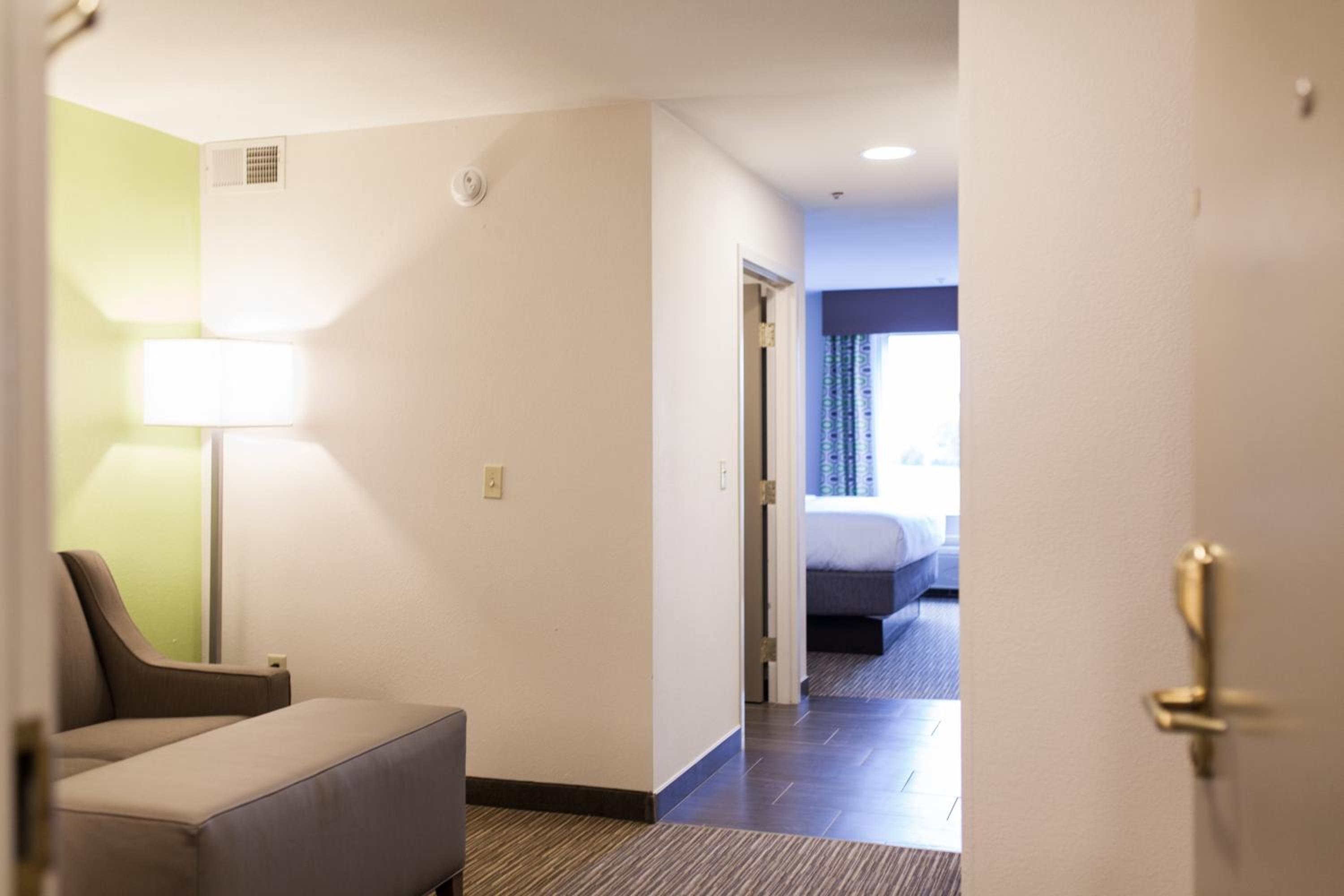 King Suite - Non-Smoking photo 2