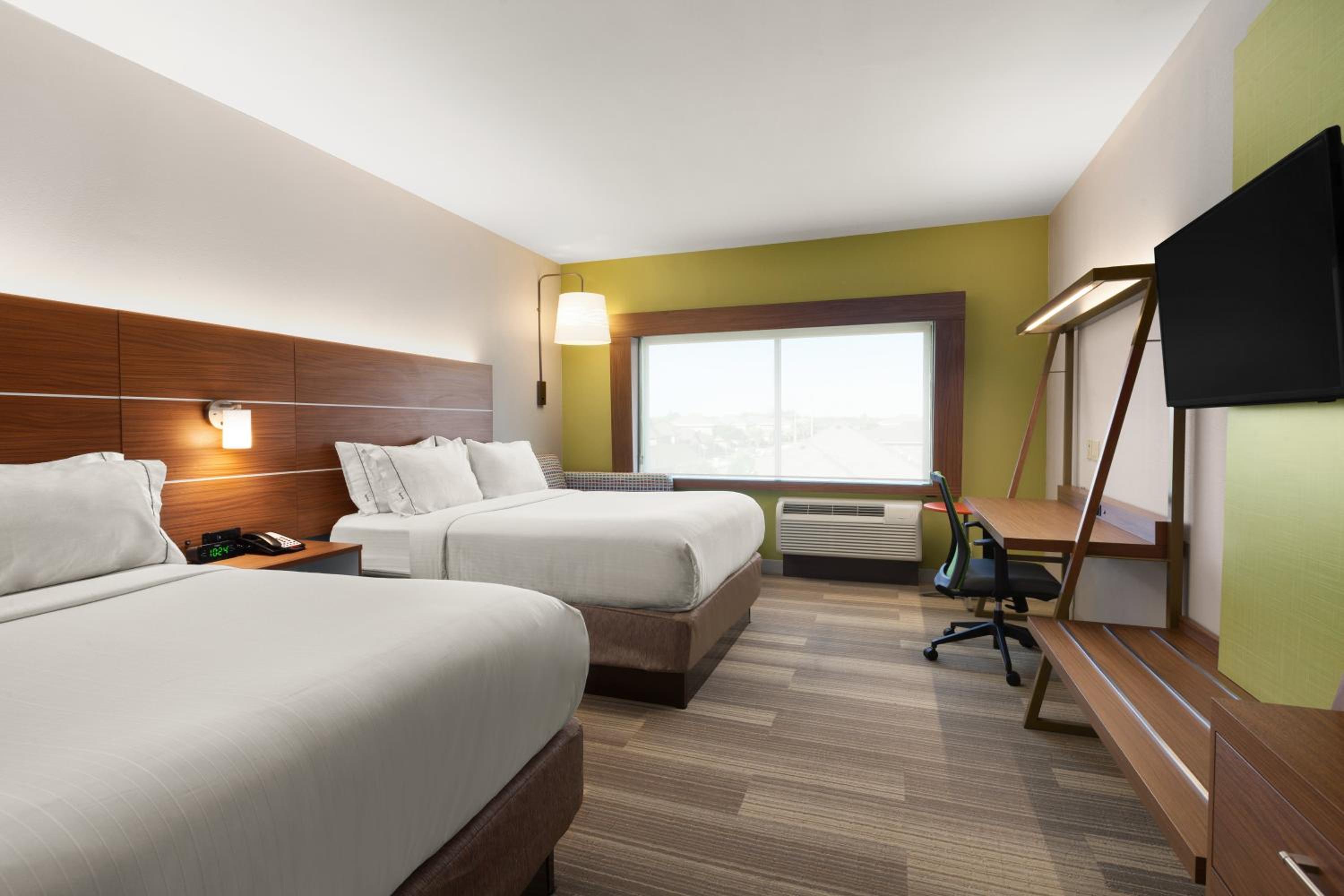 Standard Queen Room with Two Queen Beds photo 2
