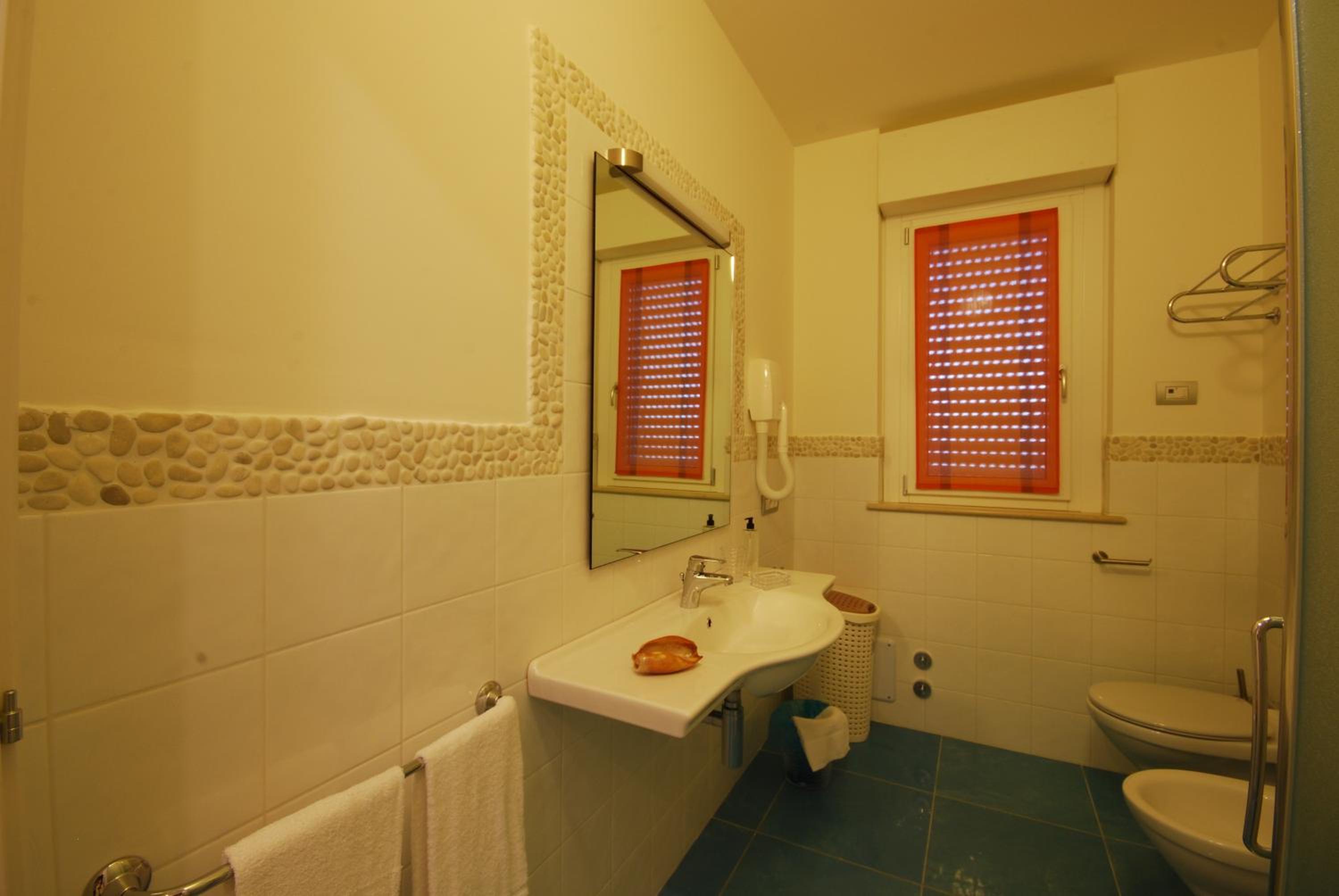 One-Bedroom Apartment with Terrace - Photo 5