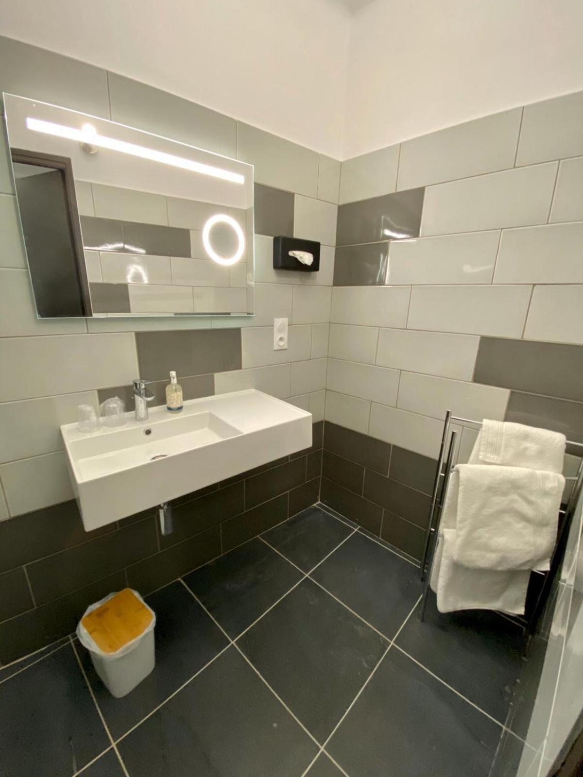 Standard King Room - Photo 2