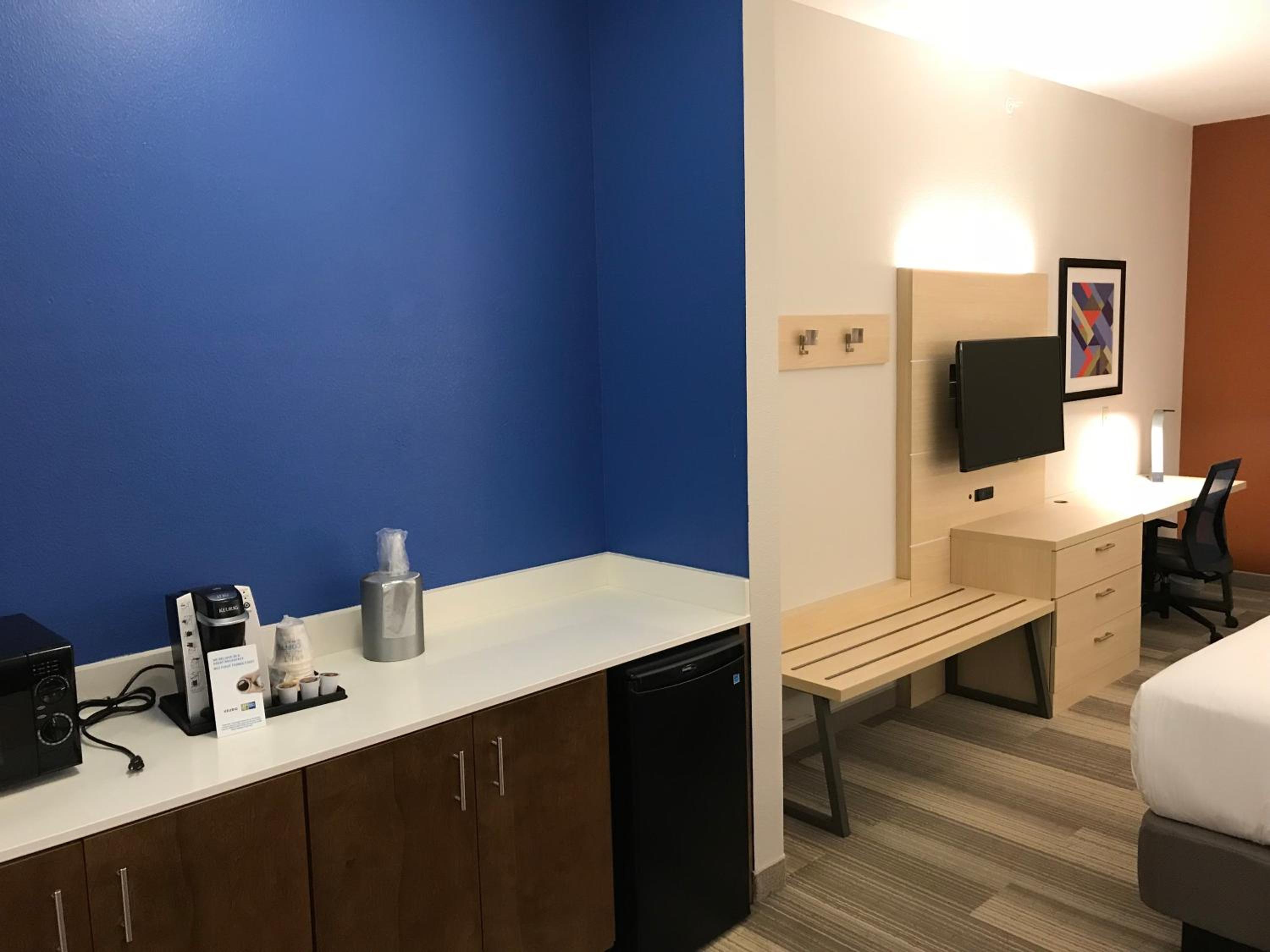 Standard King Room with Accessible Tub - Mobility Access - Photo 1