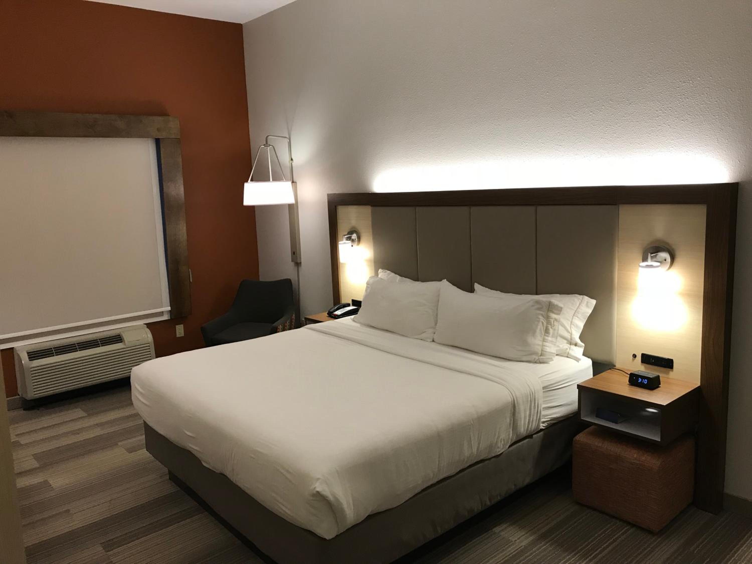 Standard King Room with Roll-In Shower - Mobility Access - Photo 1