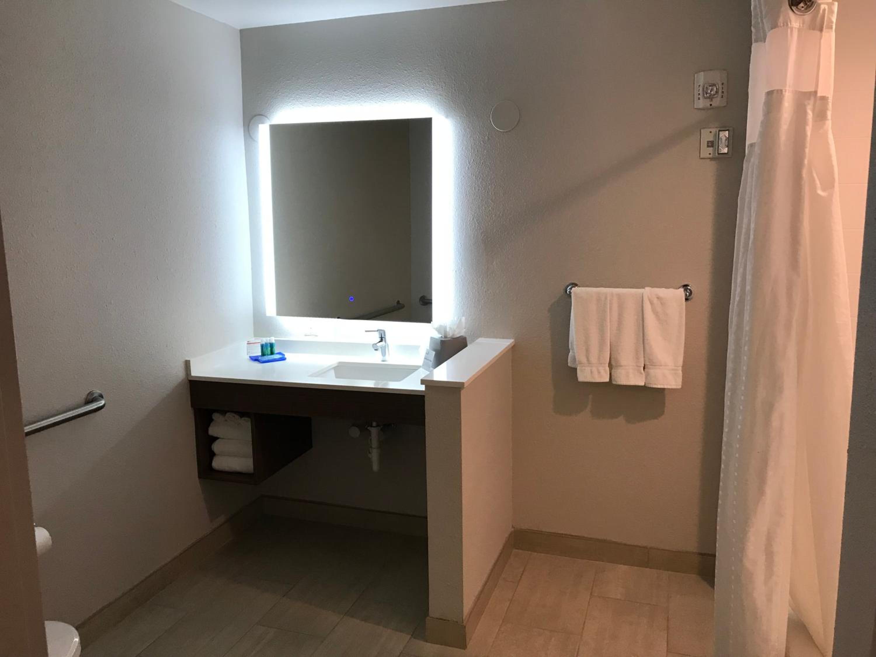 Standard Queen Room with Two Queen Beds and Mobility Accessible Tub - Photo 4