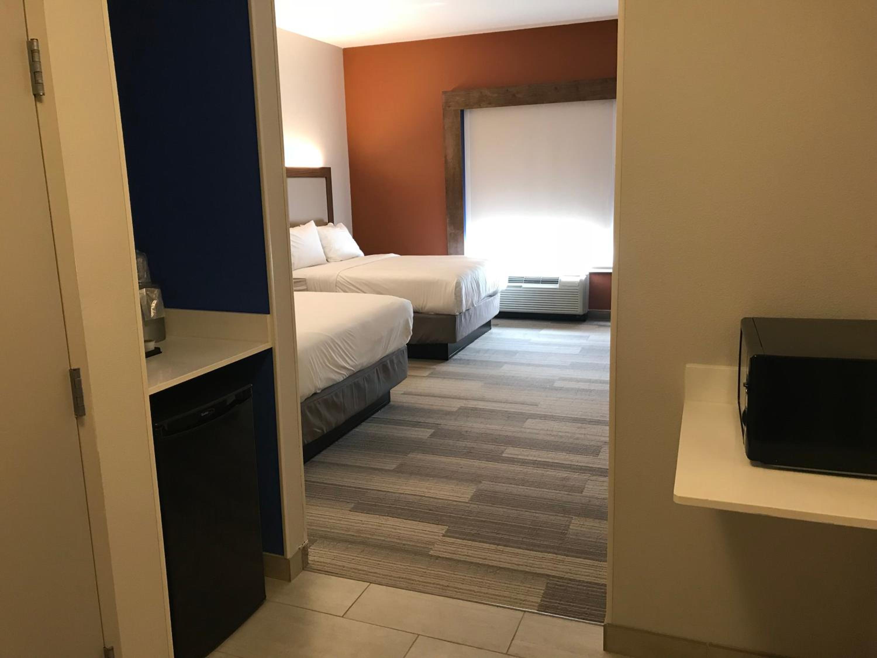 Standard Queen Room with Two Queen Beds and Mobility Accessible Tub - Photo 3