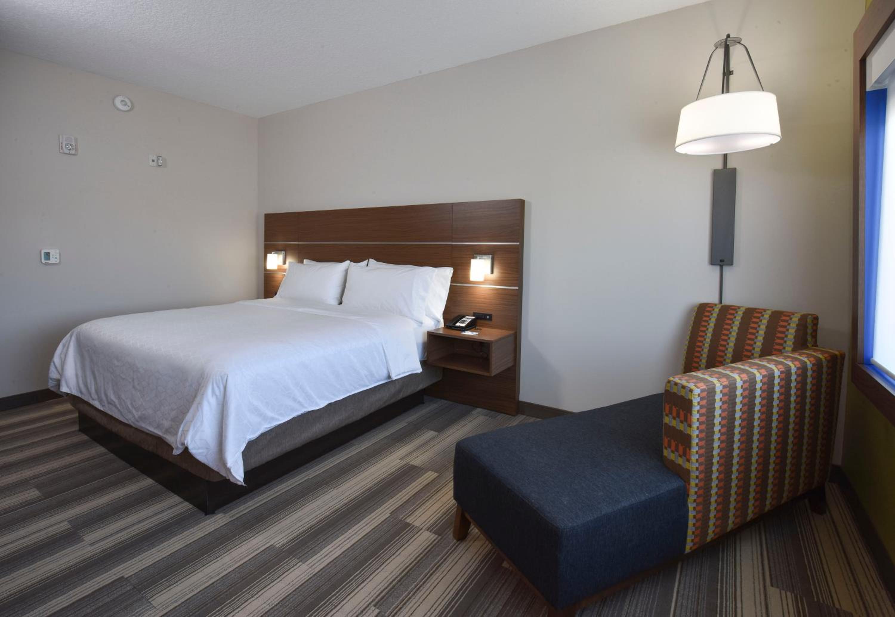 One-Bedroom Queen Suite