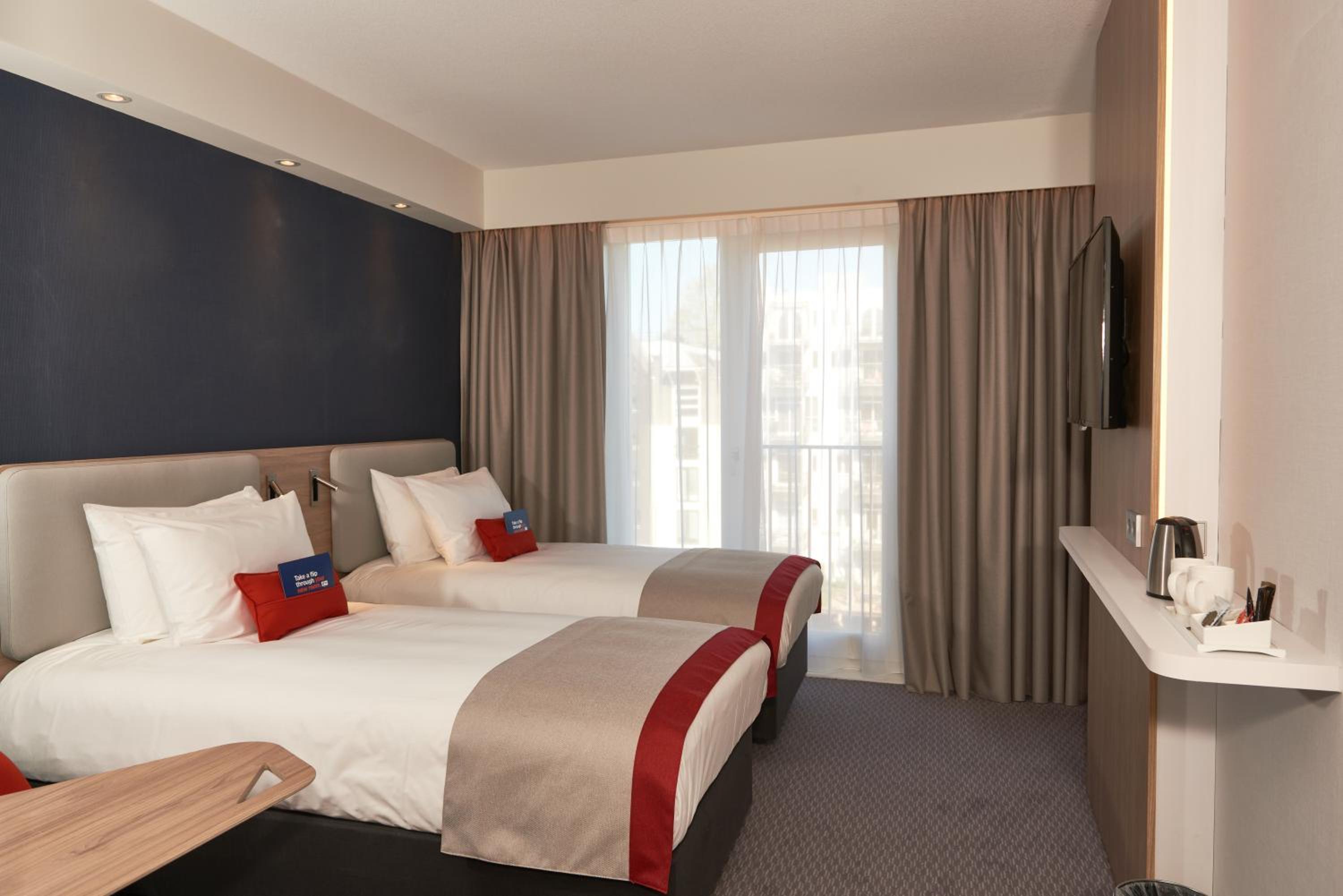Standard Twin Room with Two Single Beds and Canal View photo 2