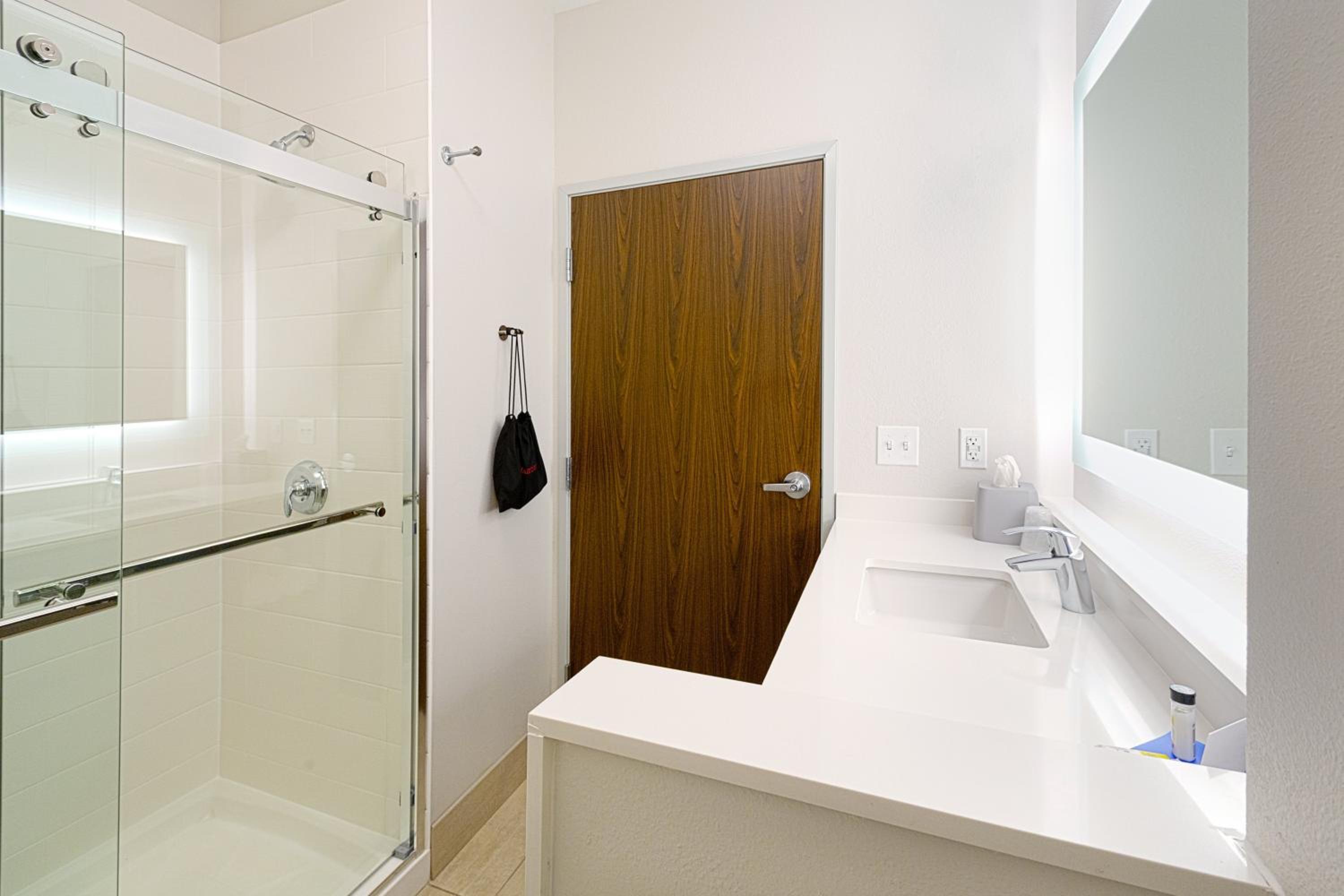 King Room - Non-Smoking - Photo 3