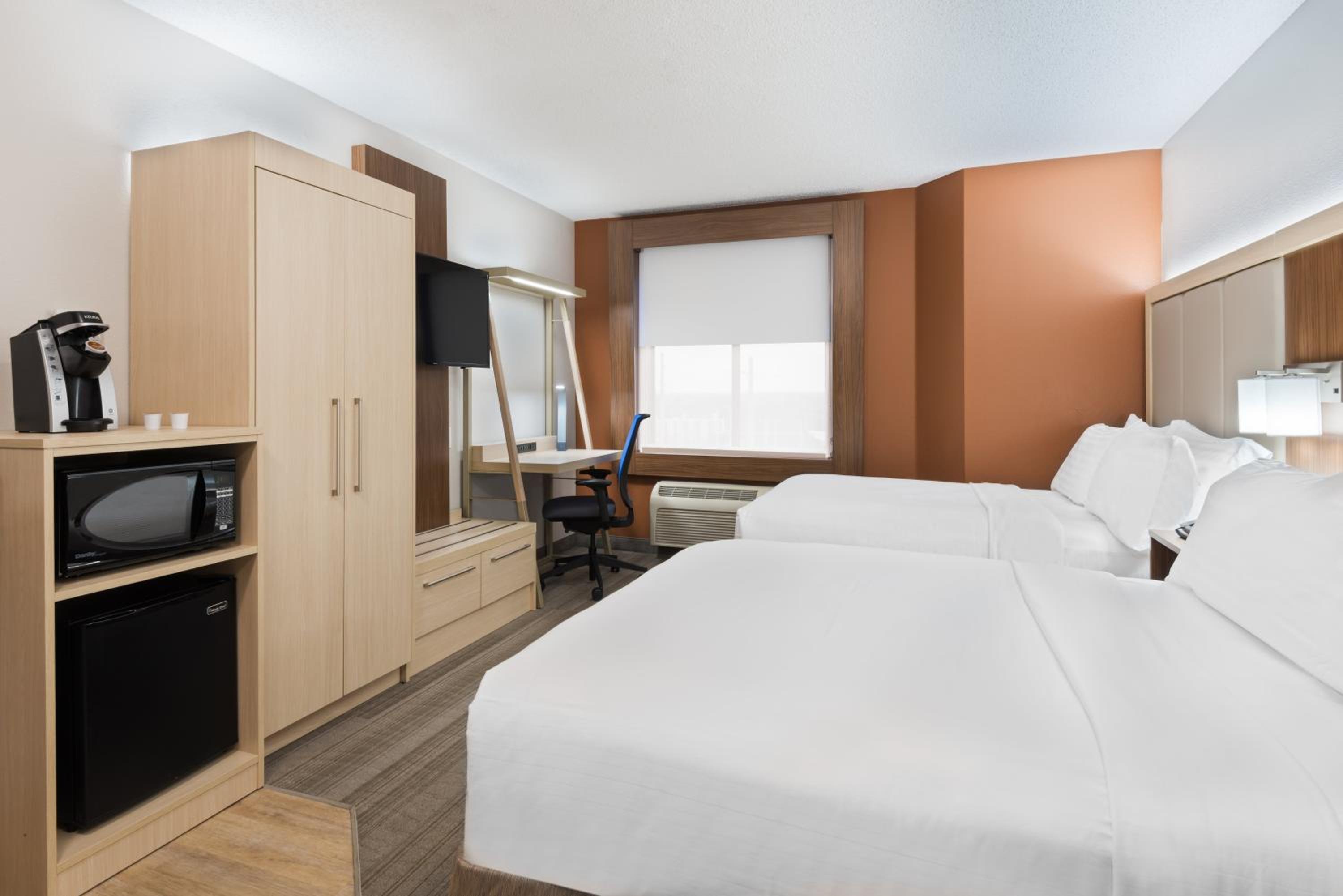 Standard Double Room with Two Double Beds thumbnail 5