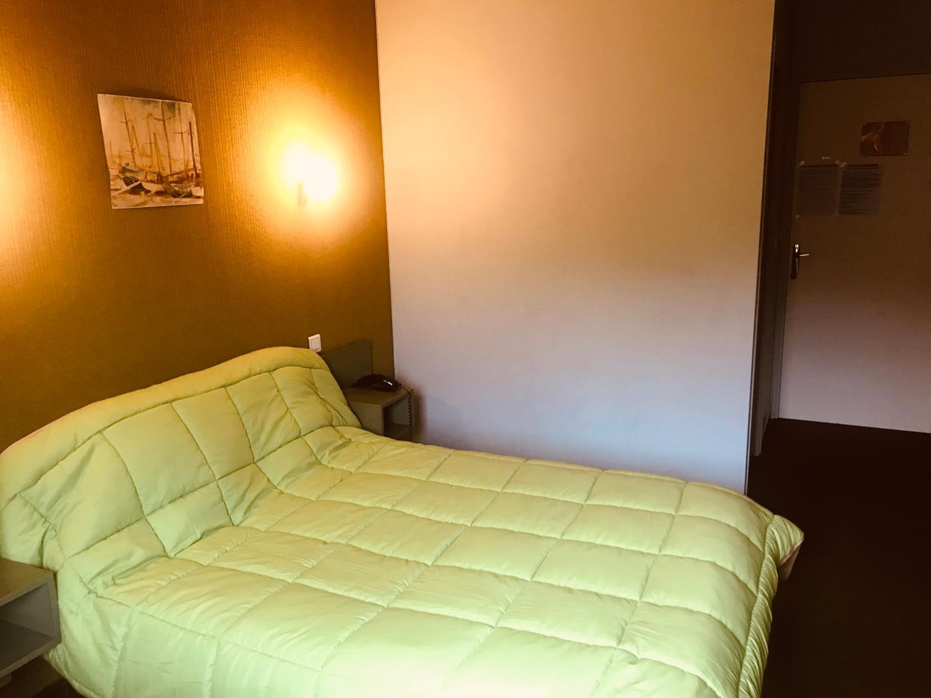 Large Double Room - Photo 3