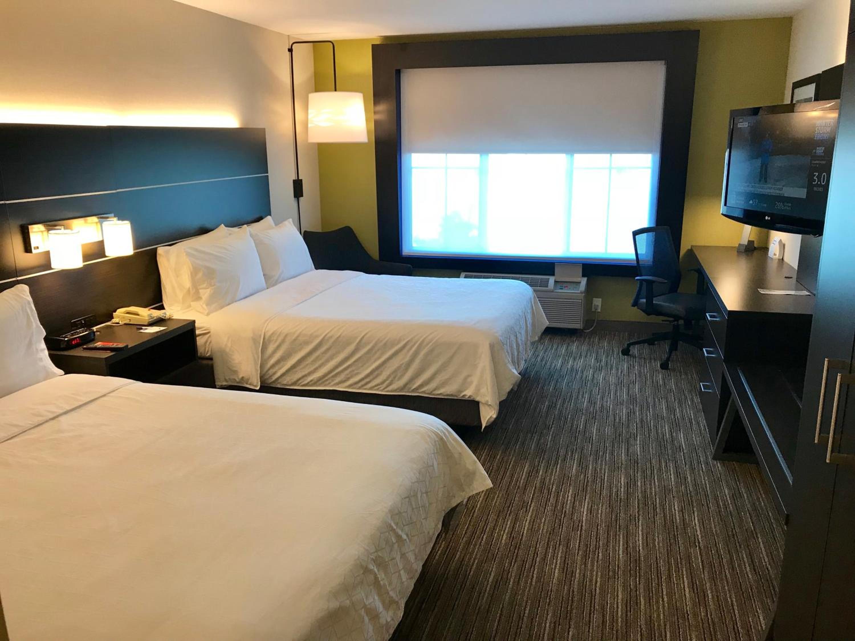 Standard Queen Room with Two Queen Beds - Photo 2