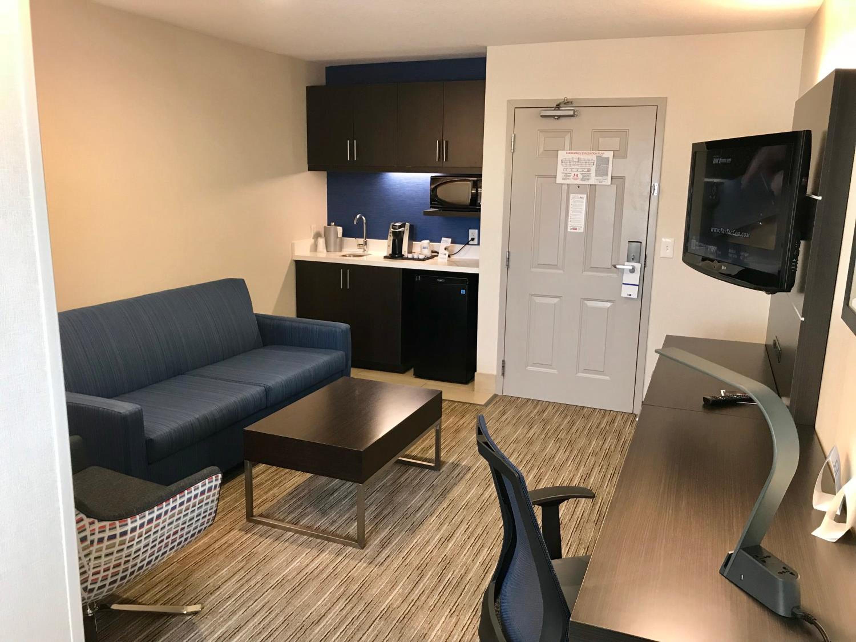 One-Bedroom King Suite - Photo 3