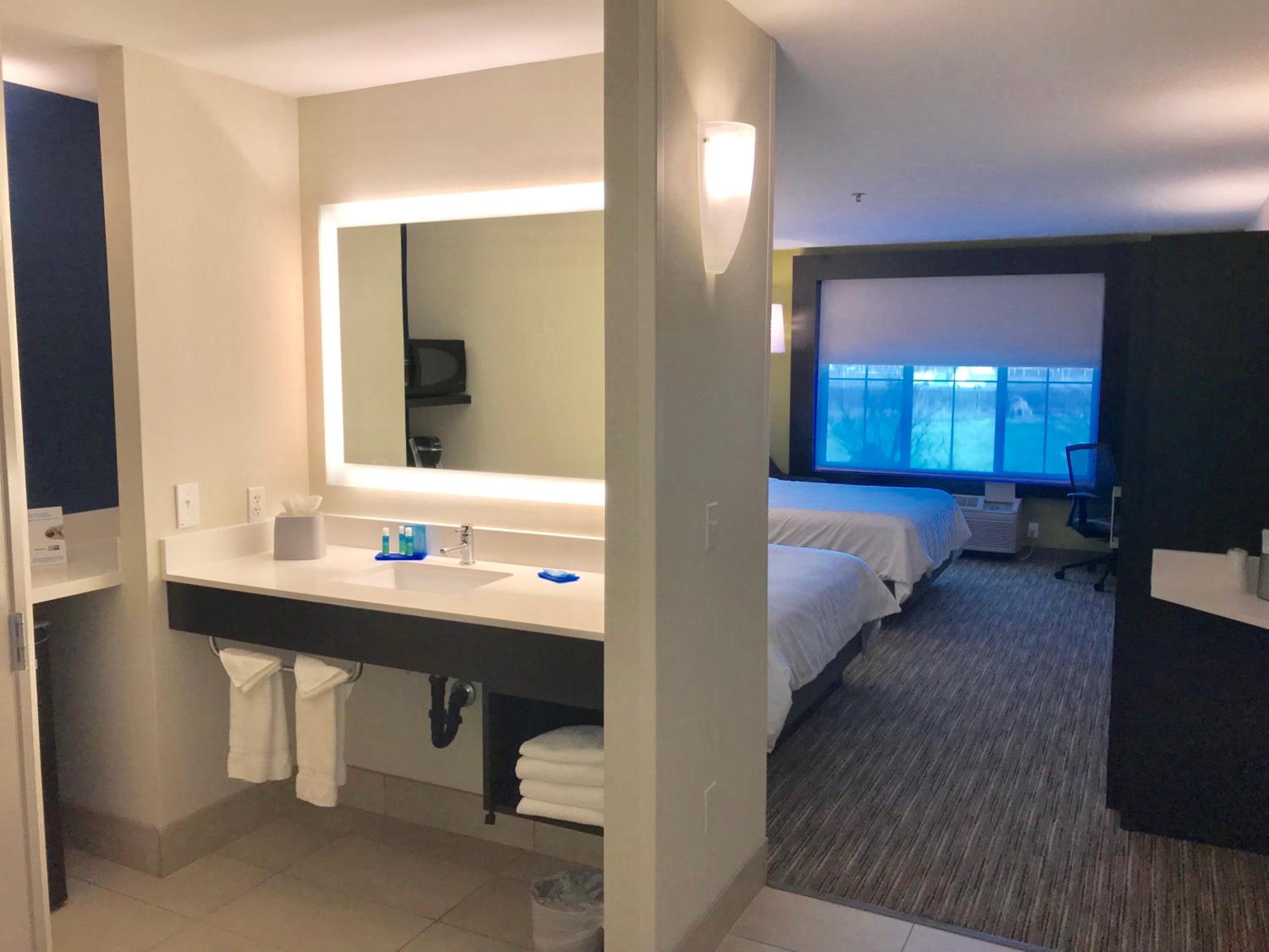 Standard King Room - Photo 5