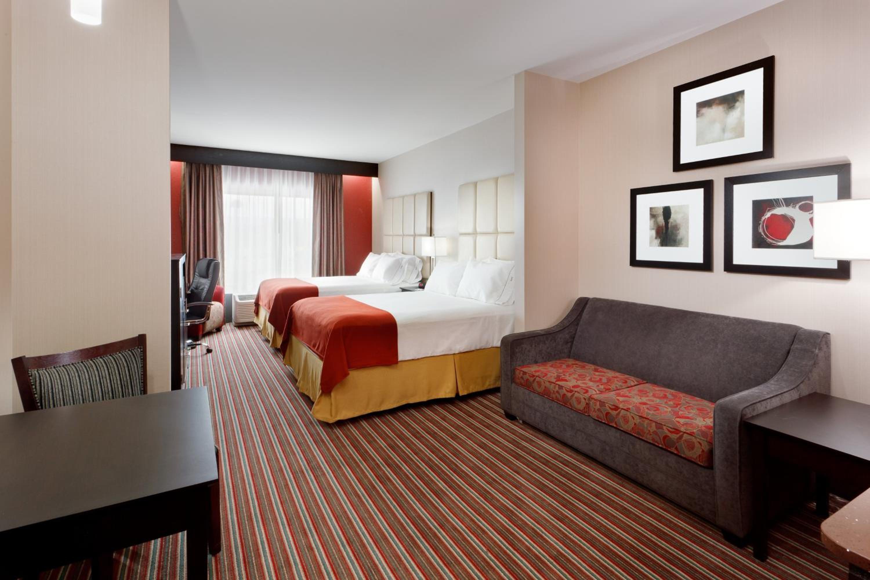 Queen Suite with Two Queen Beds and Sofa Bed - Photo 2