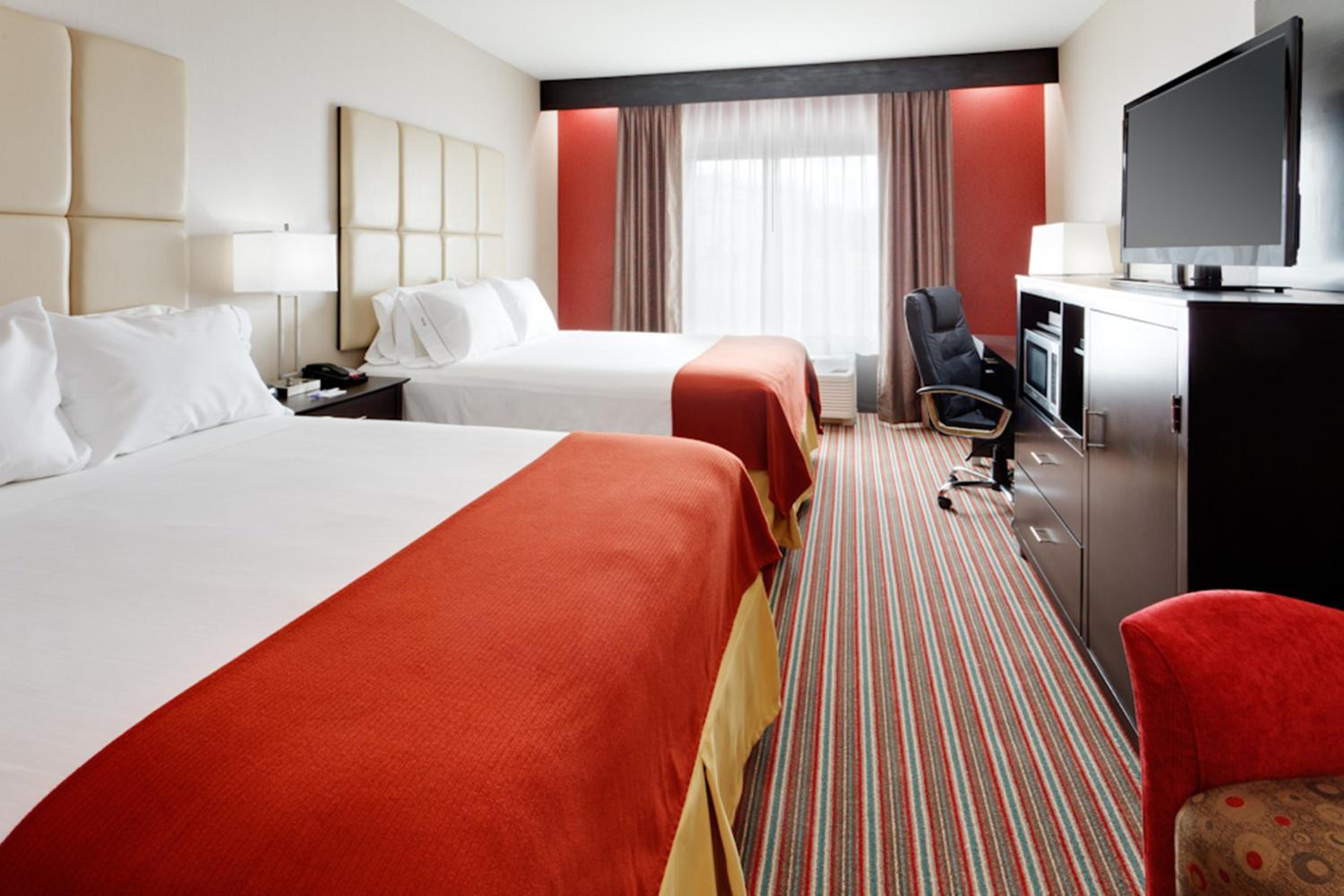 Standard Room with Two Queen Beds - Photo 2
