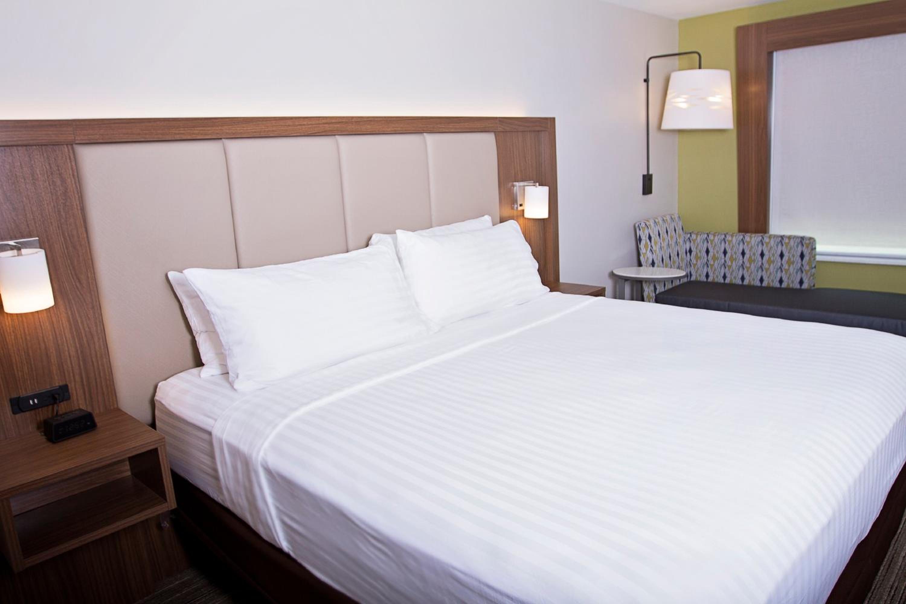 Deluxe King Room with Roll In Shower - Disability Access/Non-Smoking photo 3