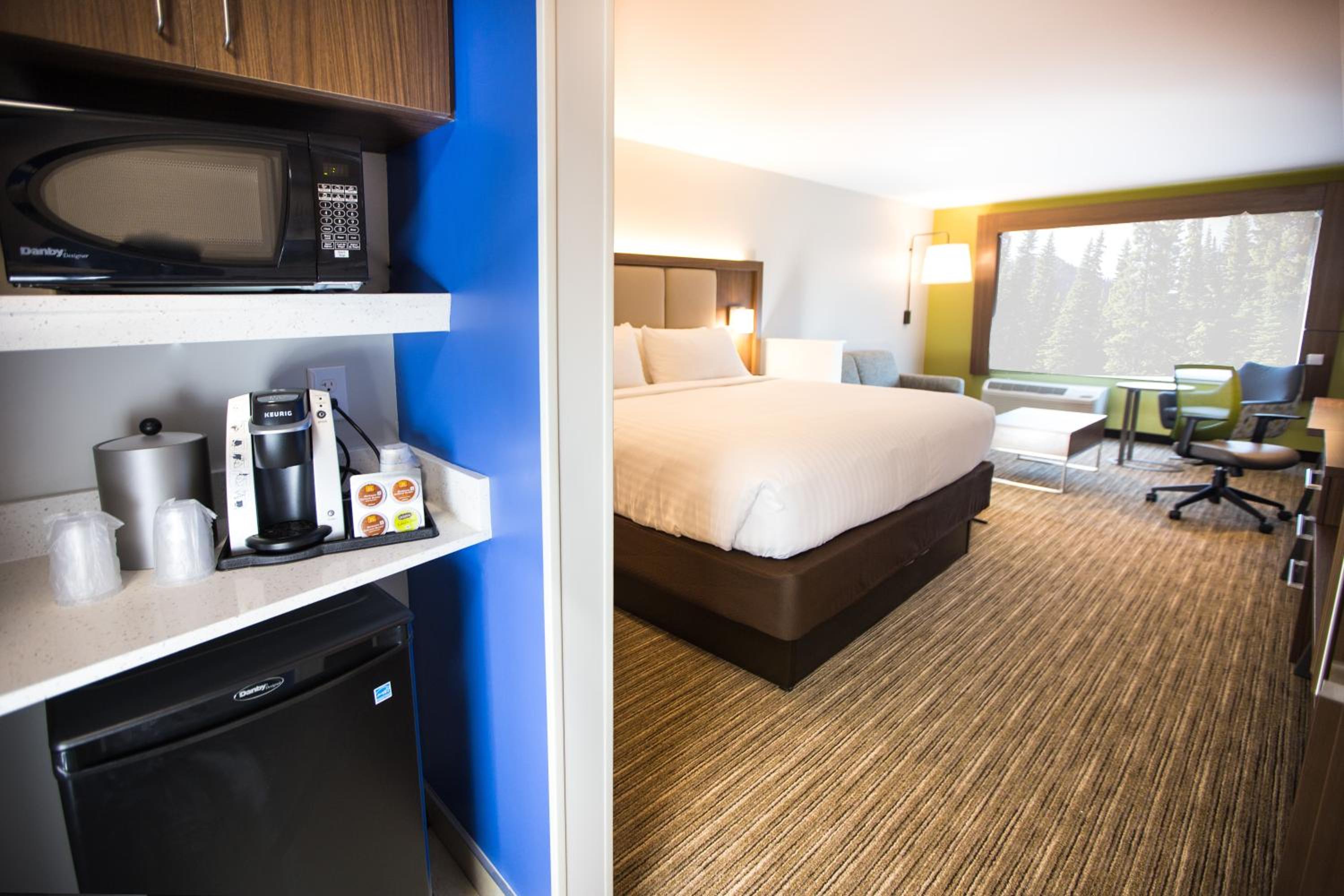 Deluxe King Room with Roll In Shower - Disability Access/Non-Smoking photo 1