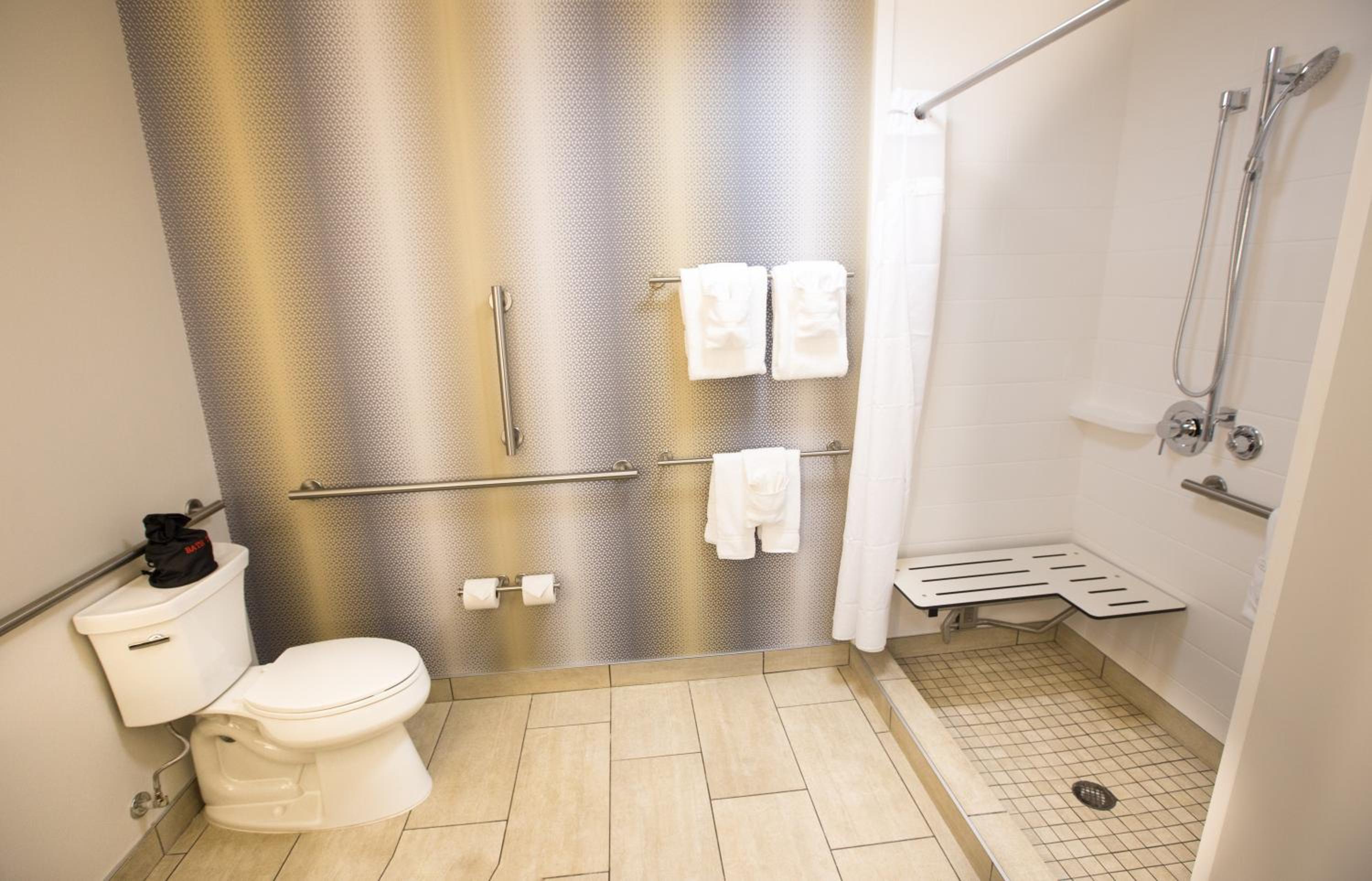 Deluxe King Room with Roll In Shower - Disability Access/Non-Smoking photo 2
