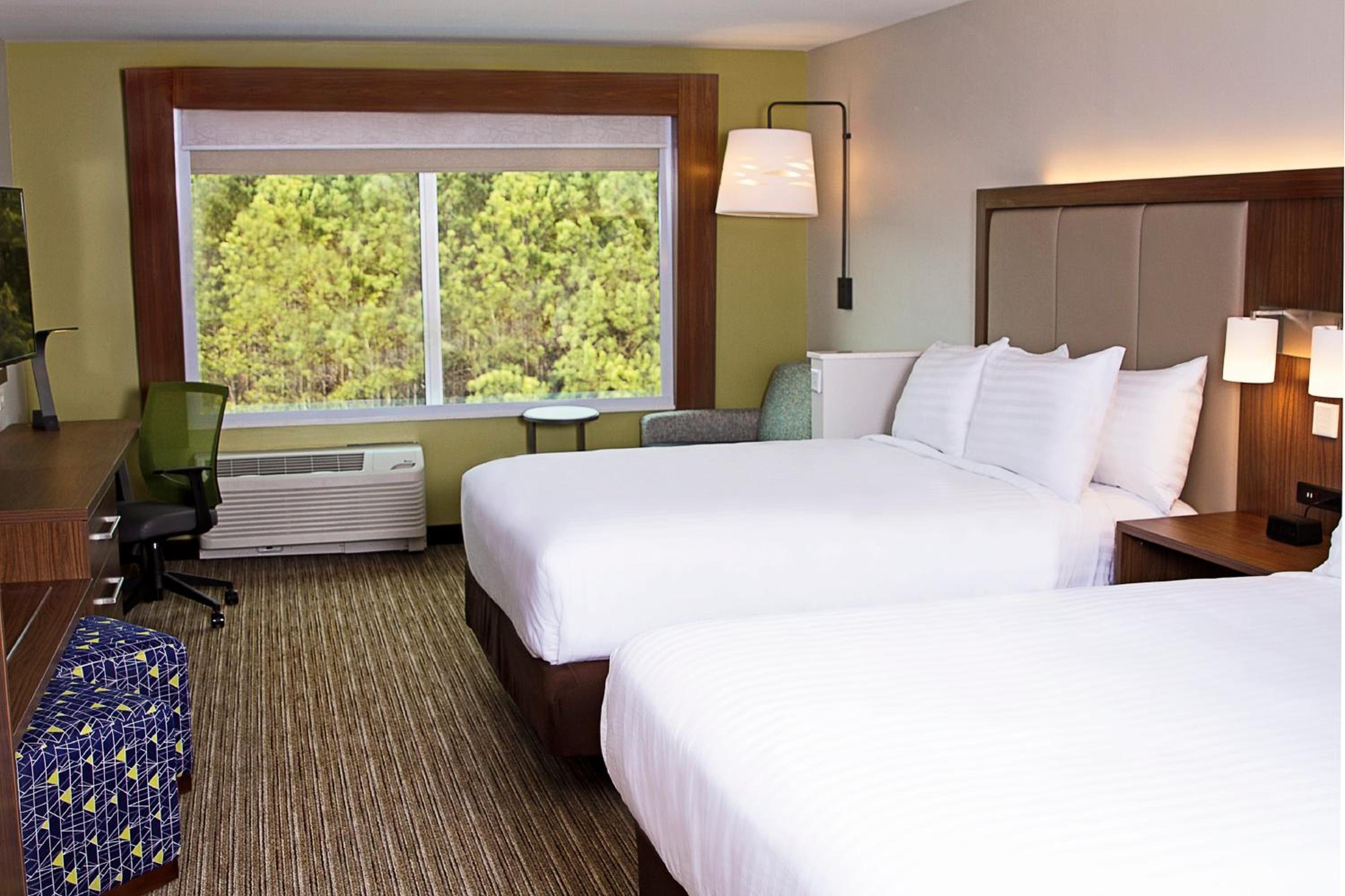 Standard Queen Room with Two Queen Beds photo 1