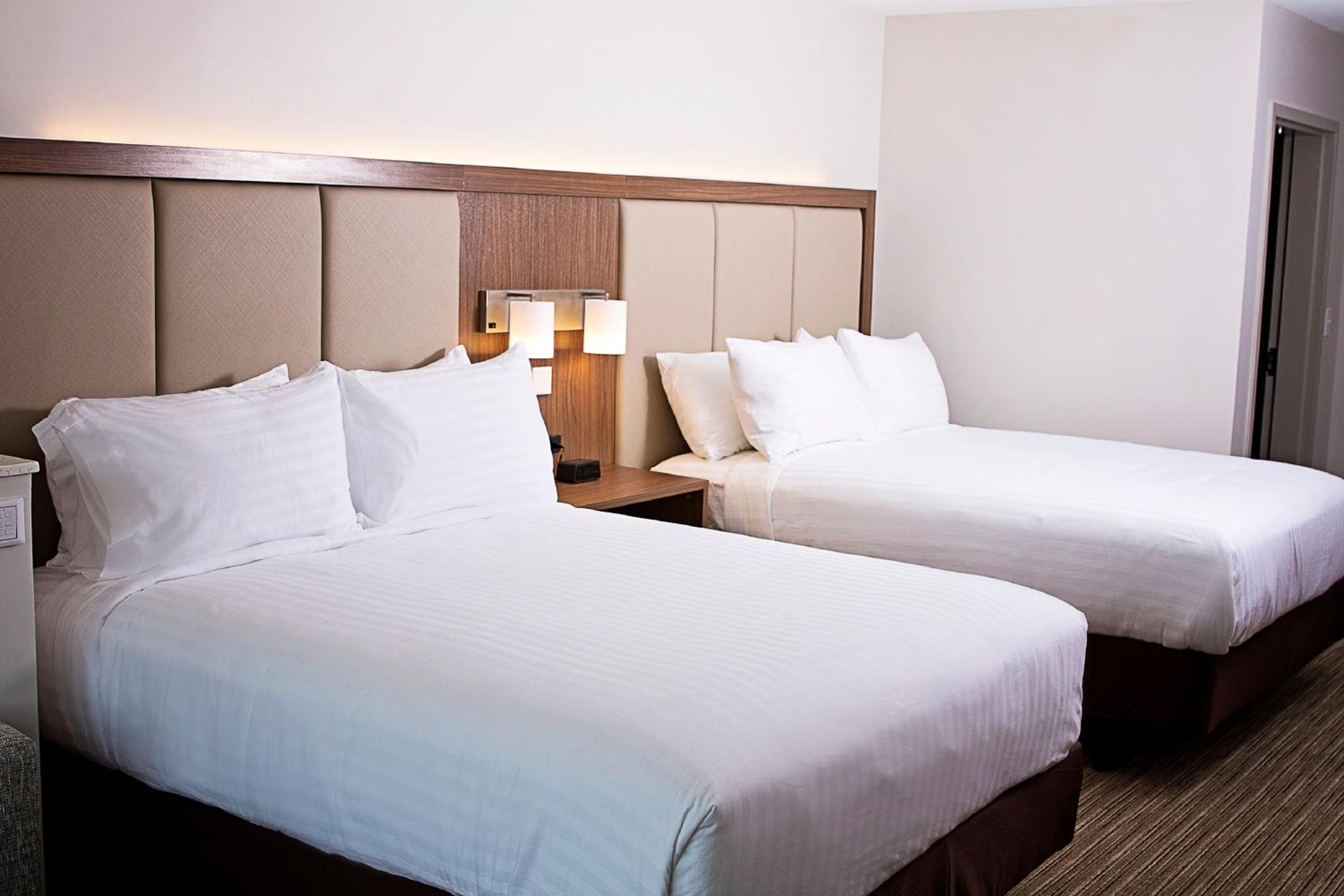Standard Queen Room with Two Queen Beds photo 3
