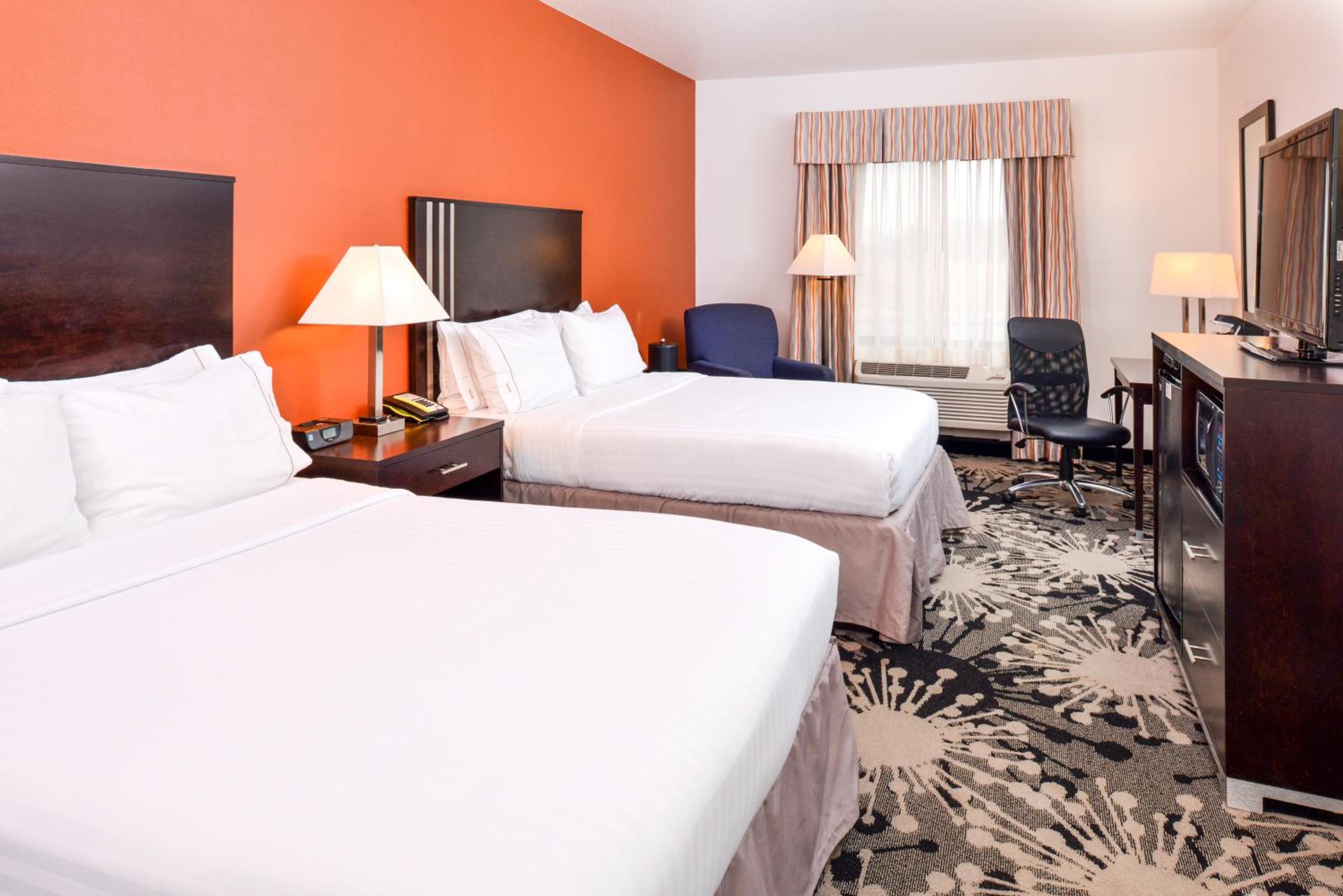 Standard Queen Room with Two Queen Beds photo 3