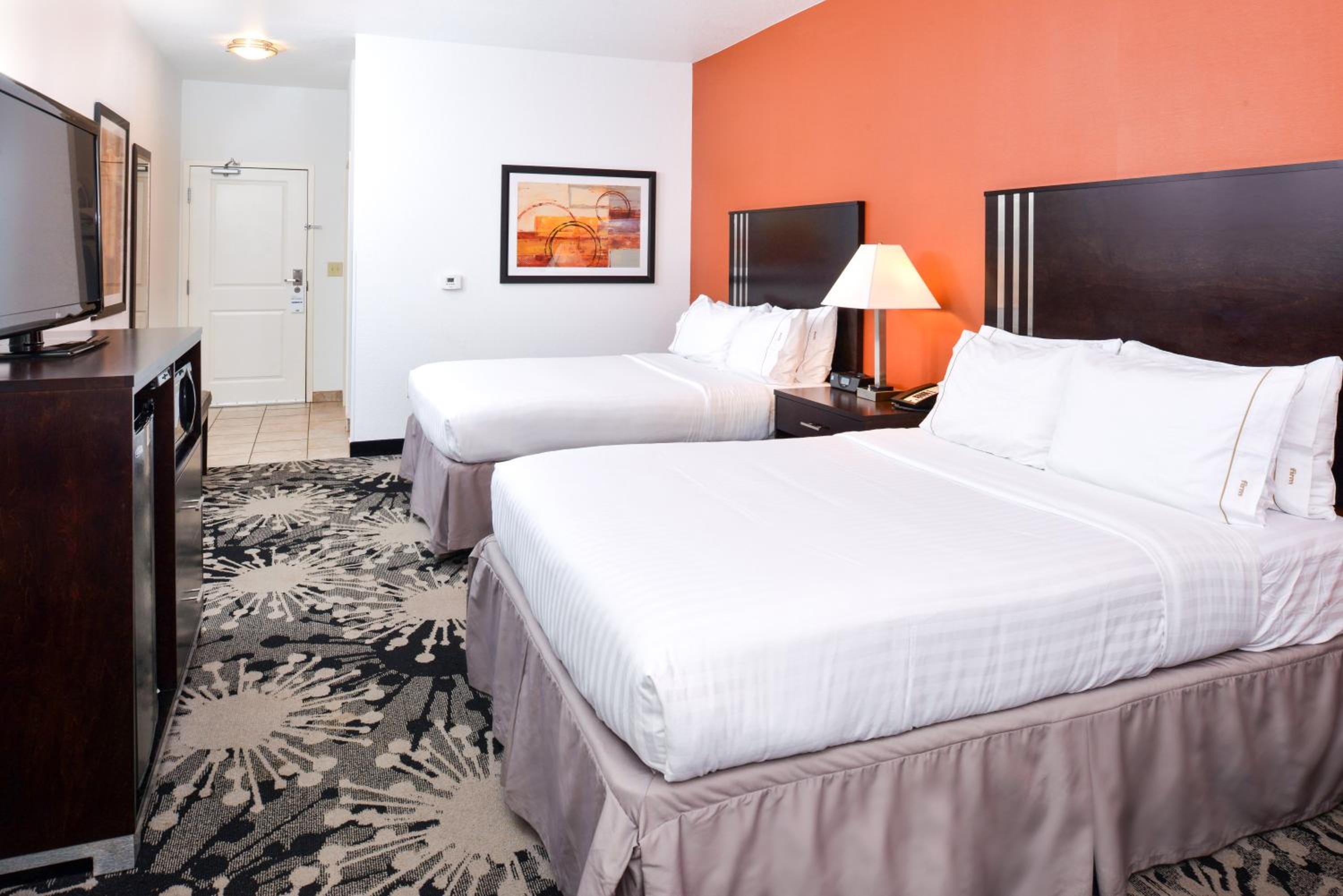 Standard Queen Room with Two Queen Beds photo 2