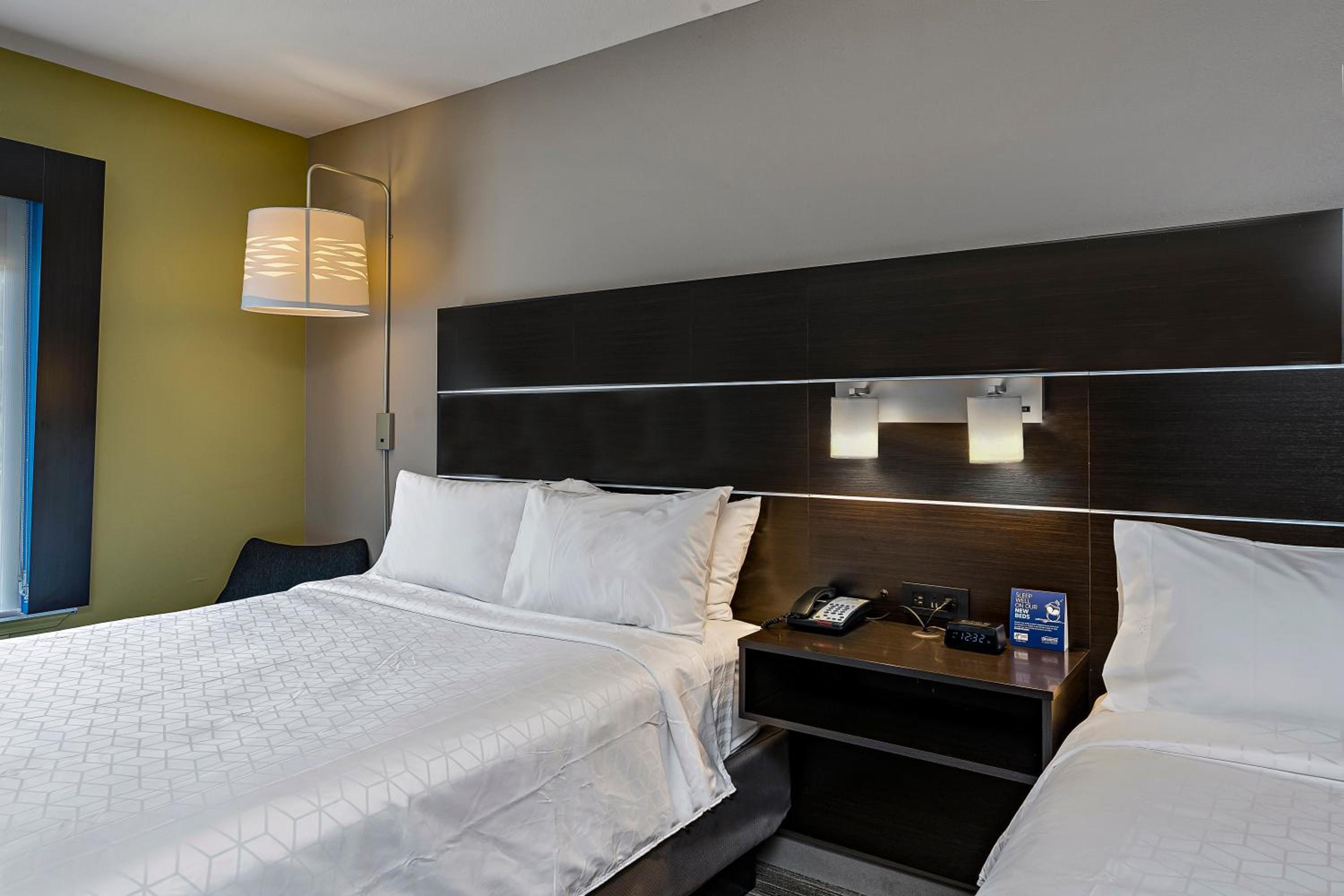 One-Bedroom Queen Suite - Photo 2