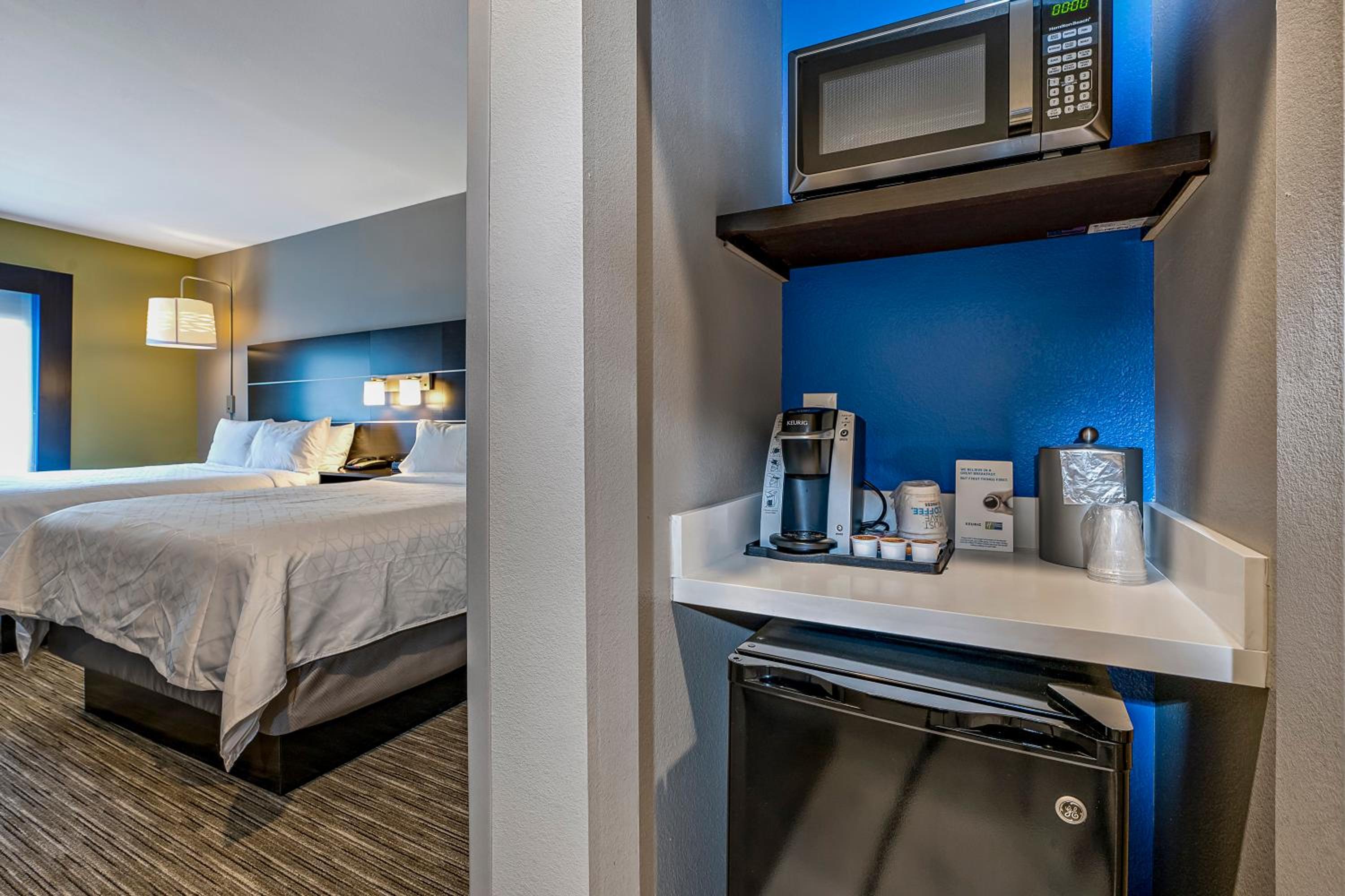 Standard Queen Room with Two Queen Beds - Photo 2