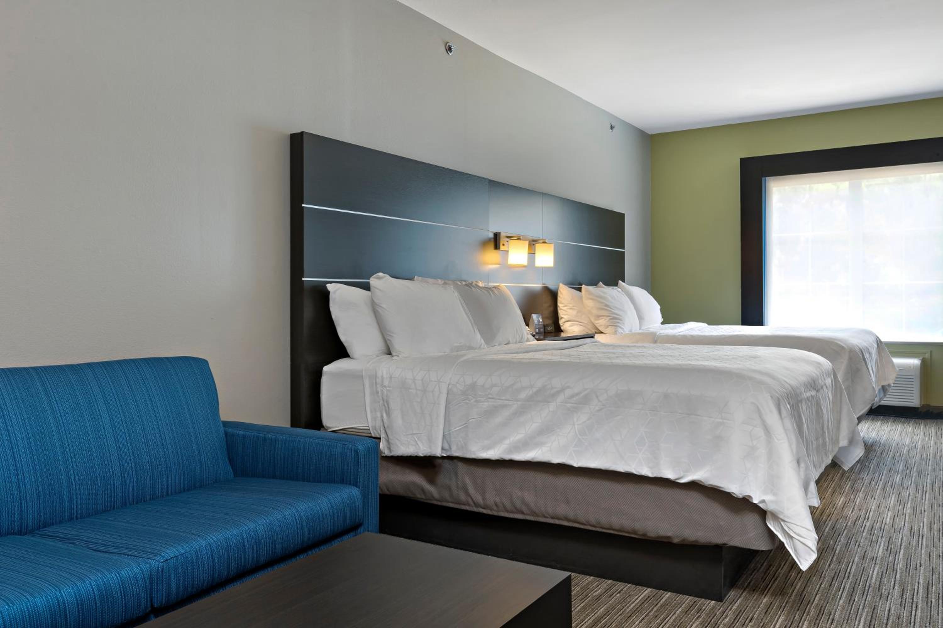 One-Bedroom Queen Suite - Photo 3