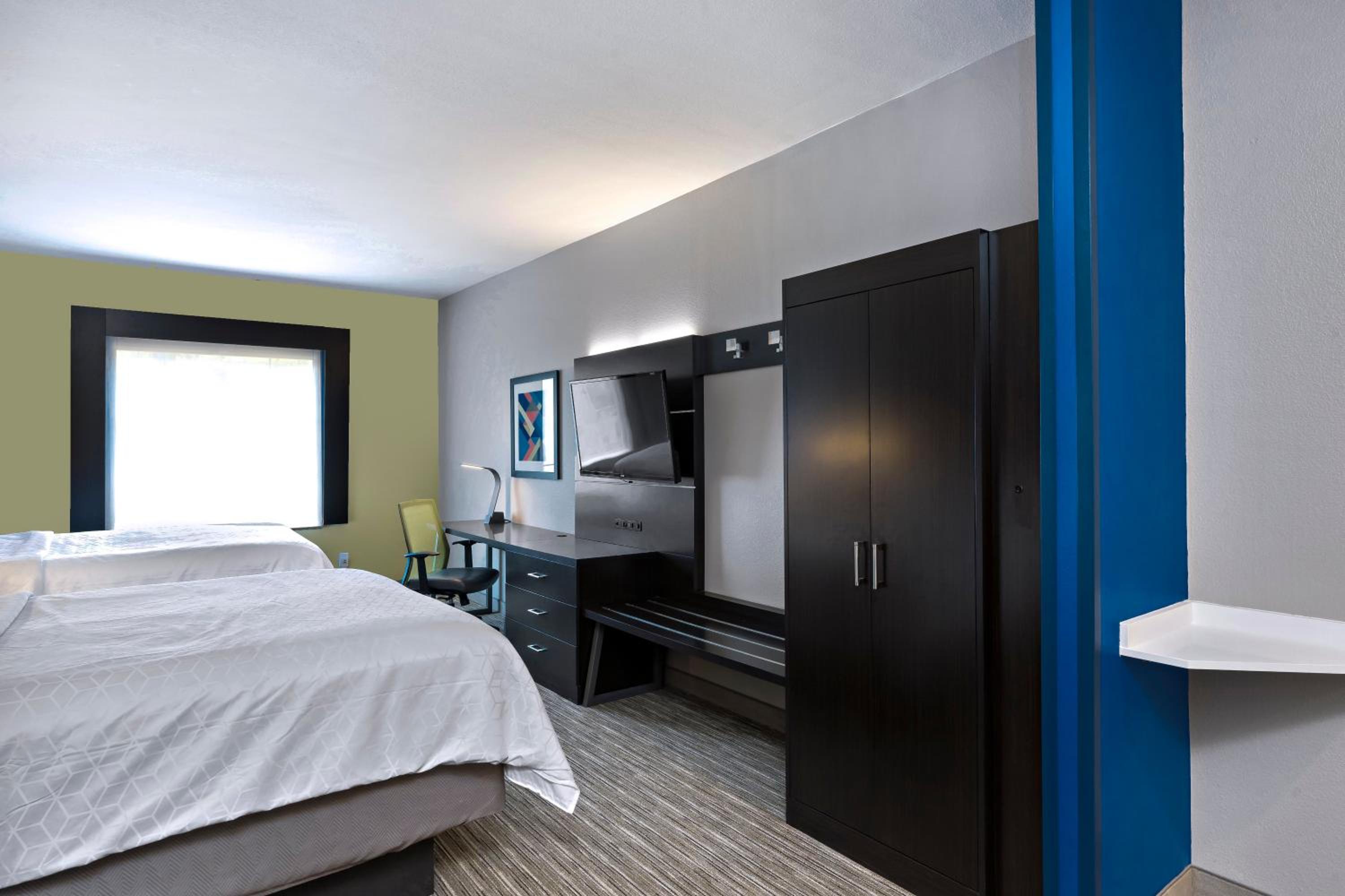 One-Bedroom Queen Suite - Photo 6