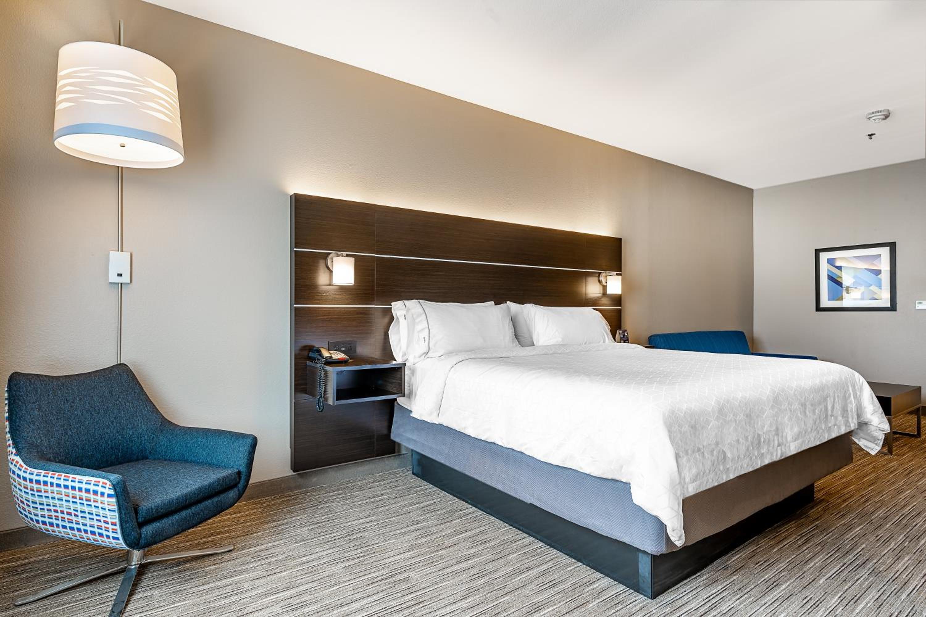 One-Bedroom King Suite with Sofa Bed - Photo 5