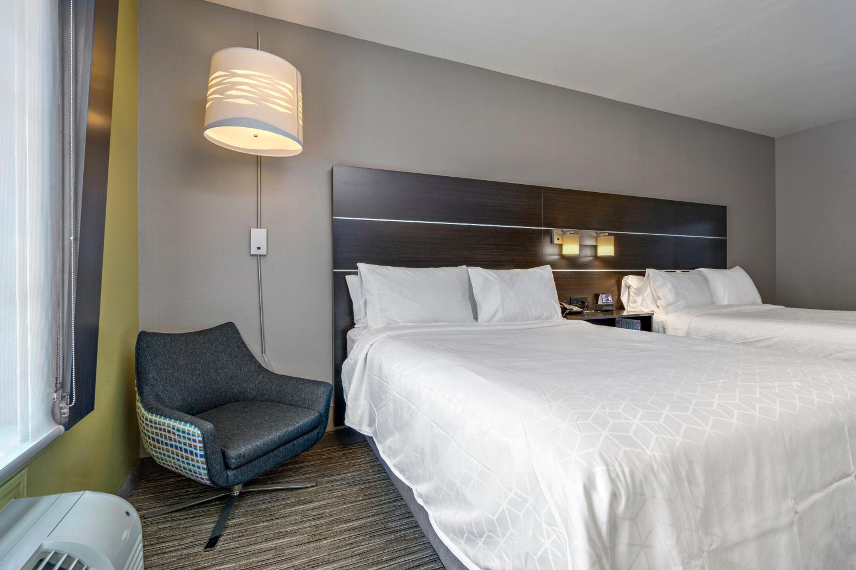 Standard Queen Room with Two Queen Beds - Photo 5