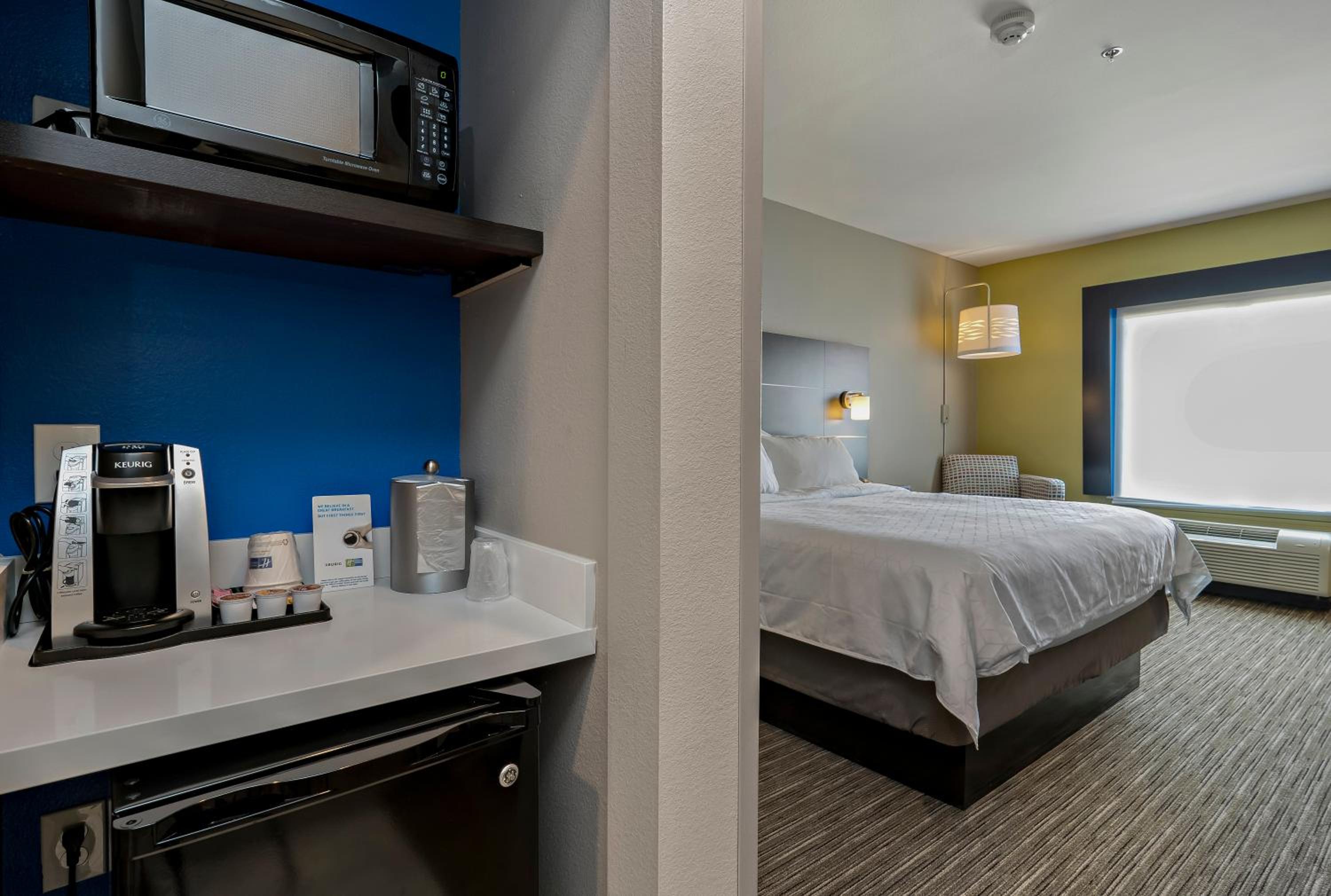Standard King Room - Photo 3