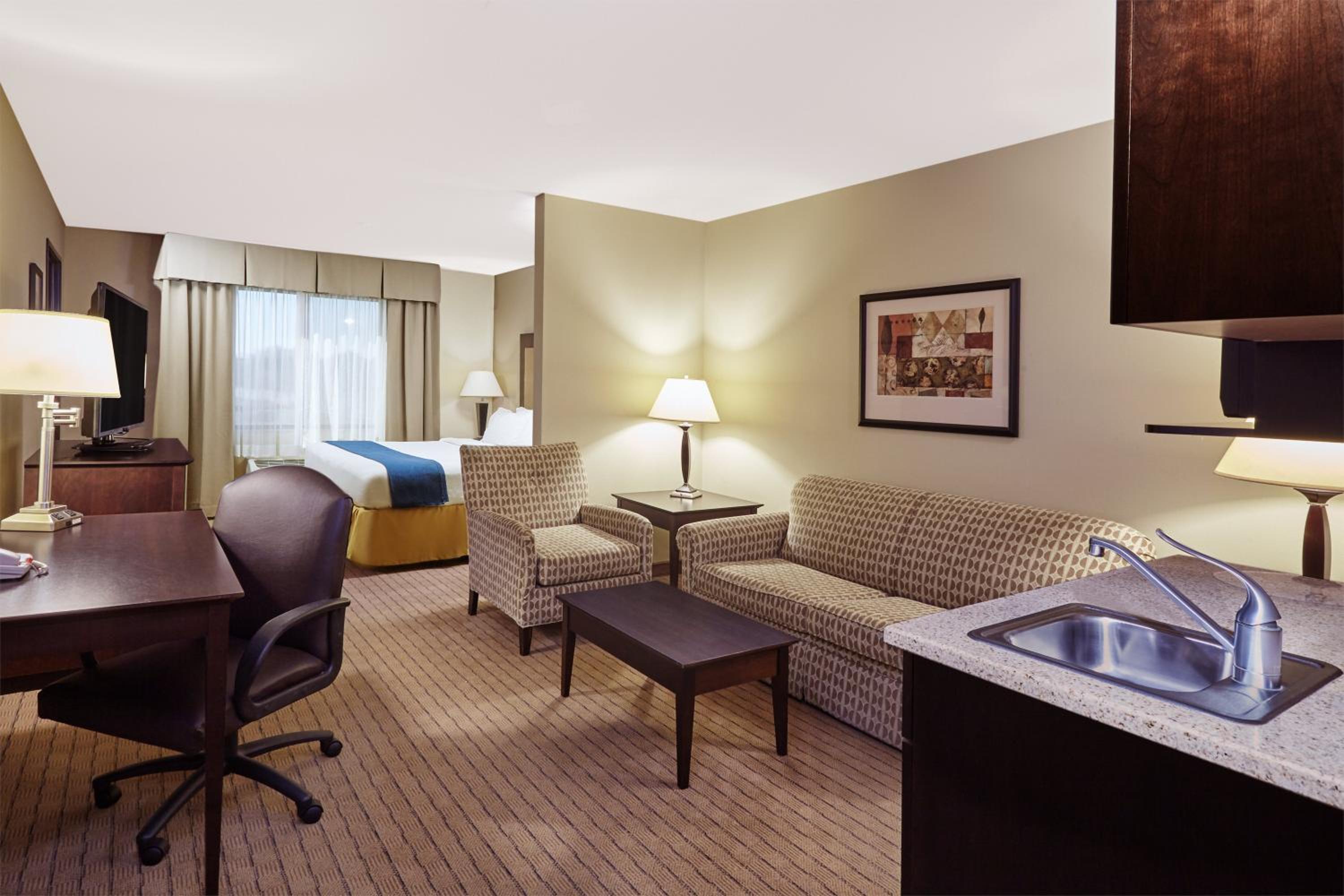 King Suite - Non-Smoking - Photo 4