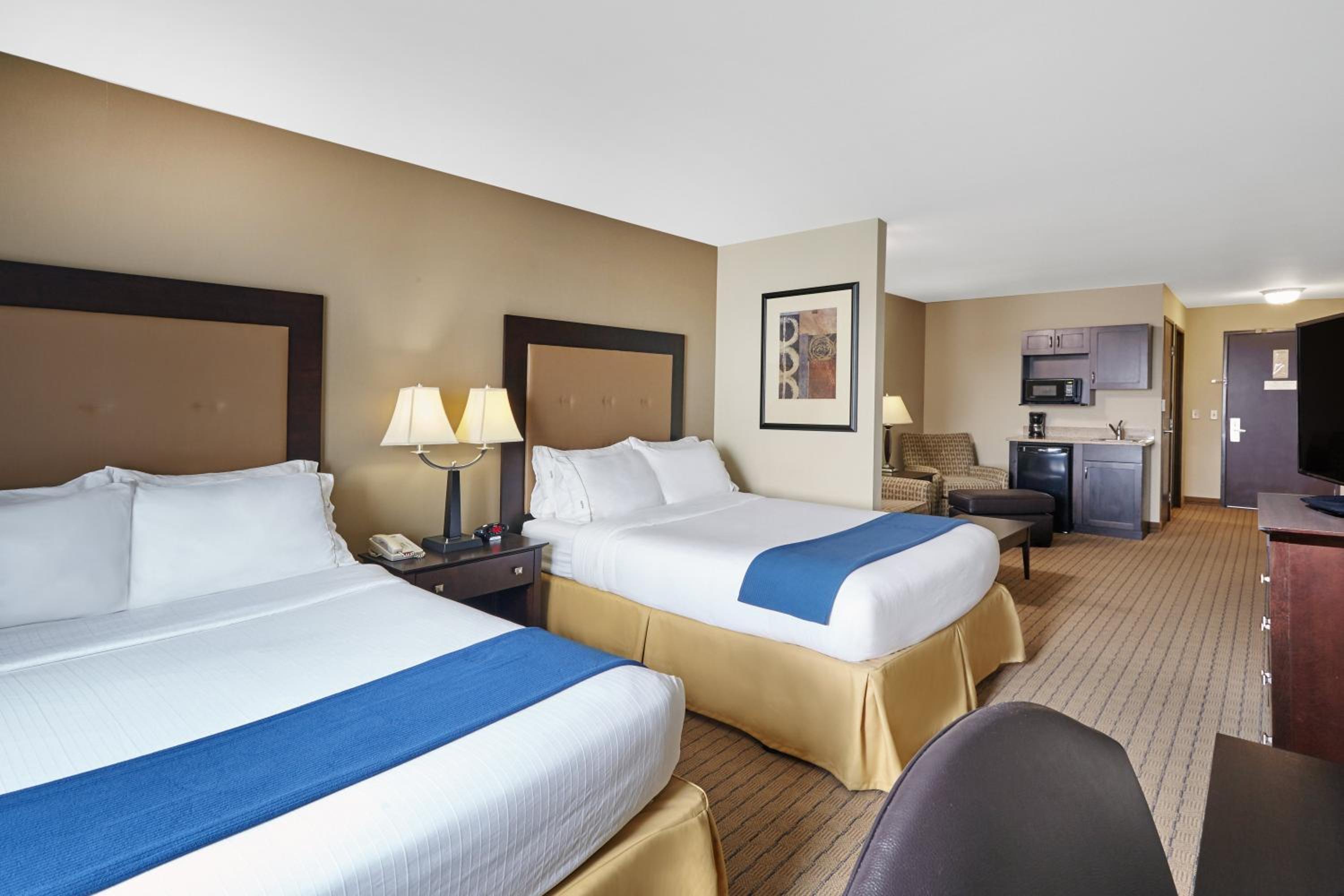 Suite with Two Queen Beds - Photo 3