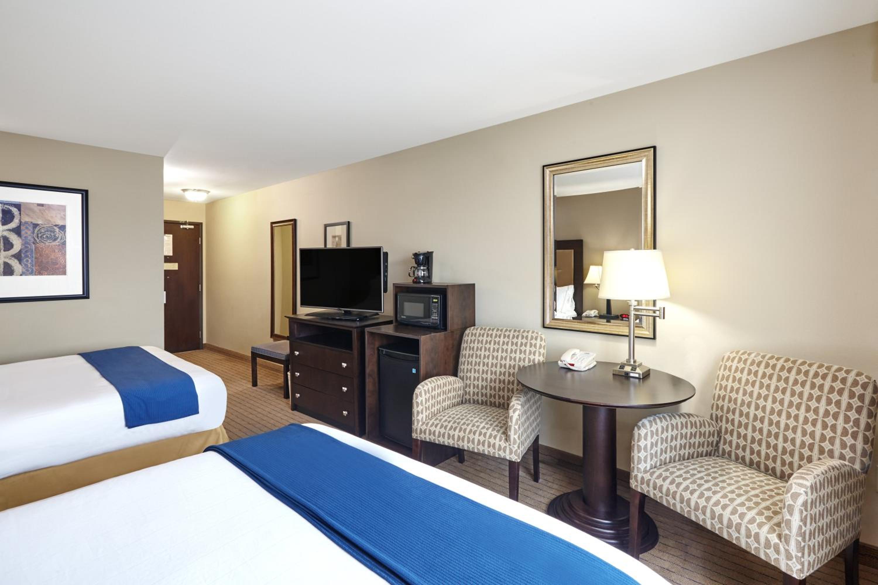 Standard Queen Room with Two Queen Beds and Tub - Communications Accessible - Photo 1
