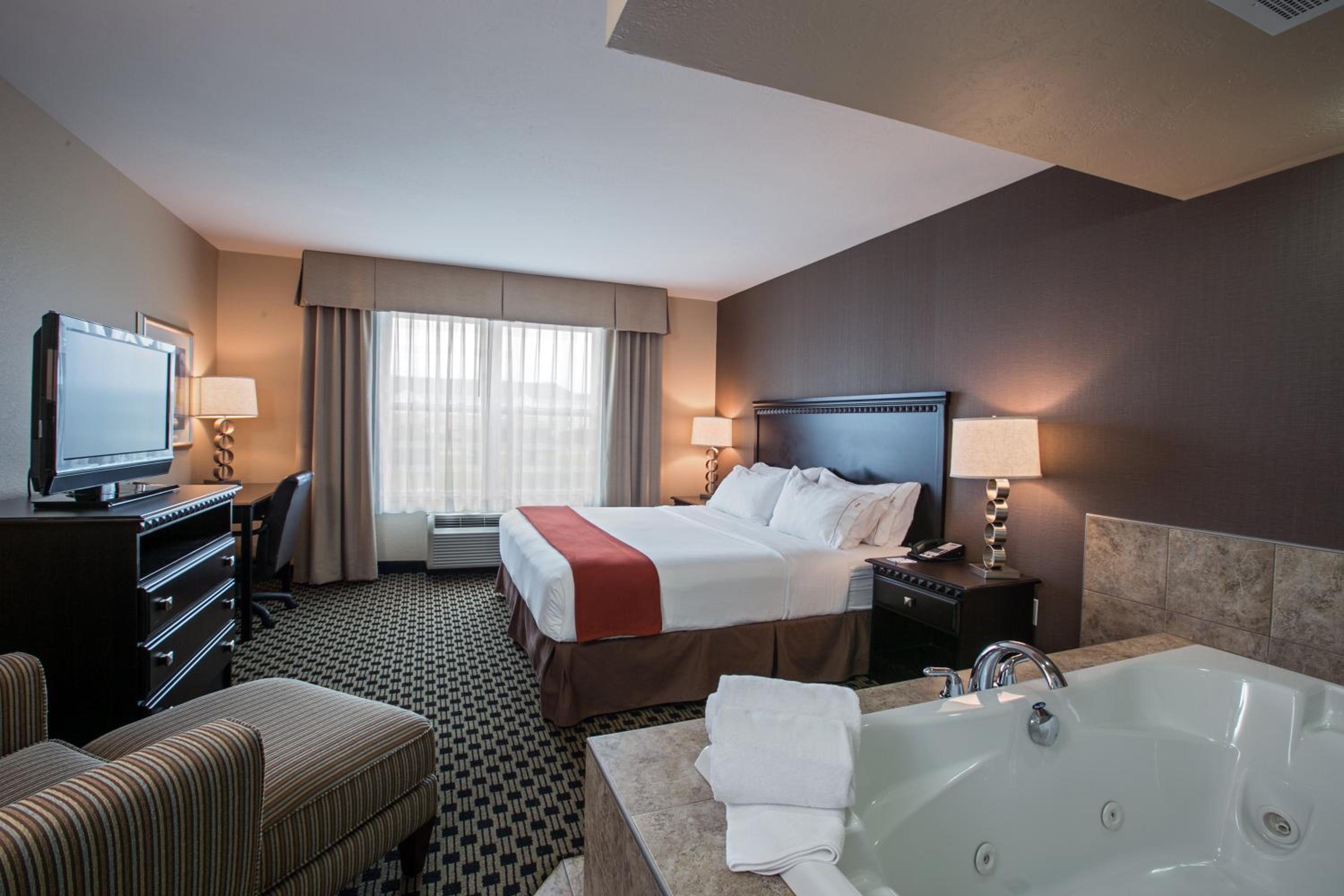 King Room with Jetted Tub - Photo 2