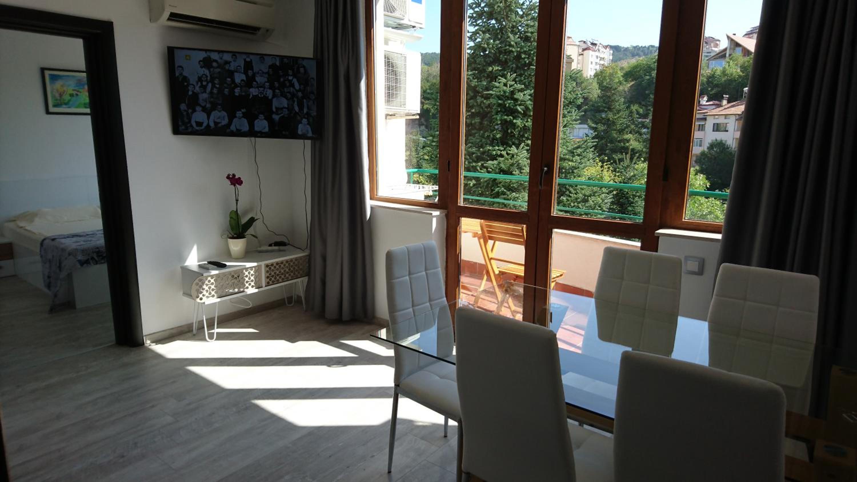 Deluxe Two-Bedroom Apartment with Terrace and Park View